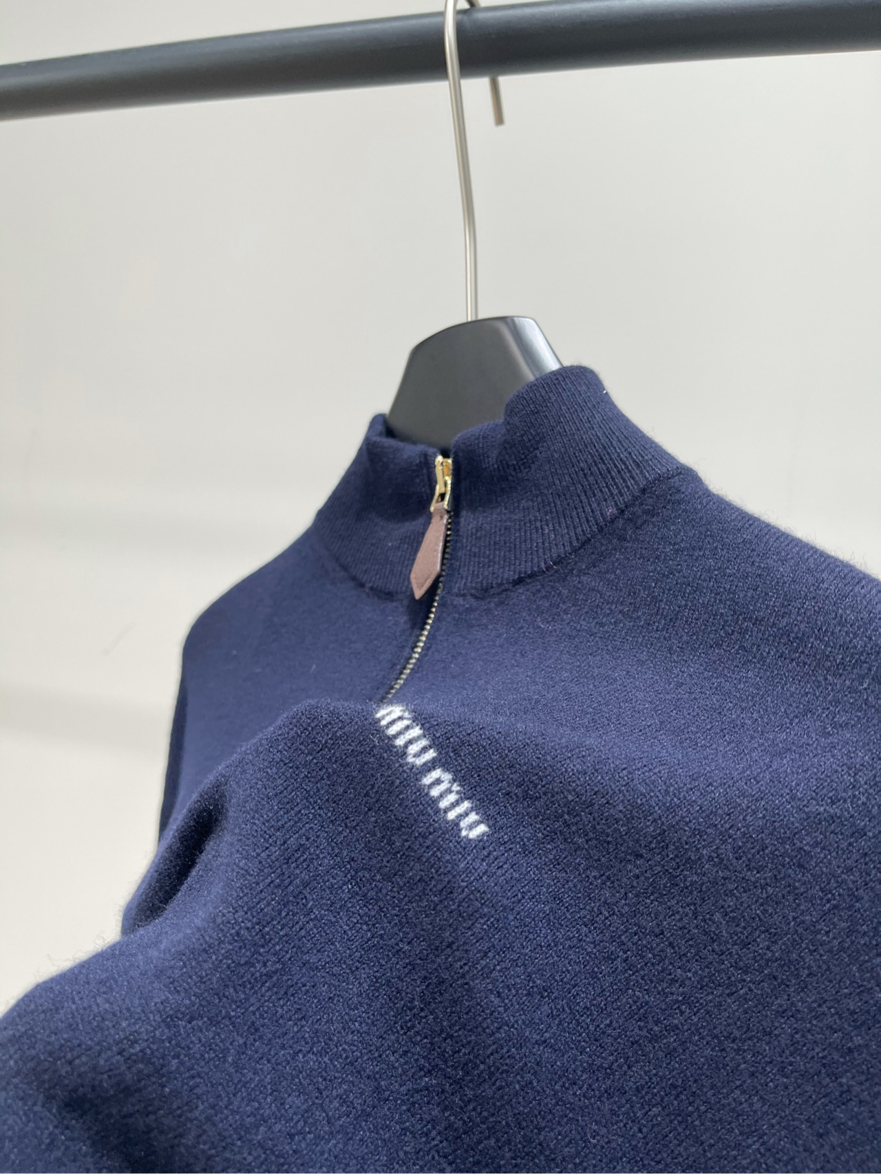 【M藏蓝半拉链补丁羊绒毛衣】🔺，面料：羊绒混纺颜色：藏蓝𝐌𝐈𝐔 𝐌𝐈*｜羊绒和皮革半拉链毛衣25SS早秋