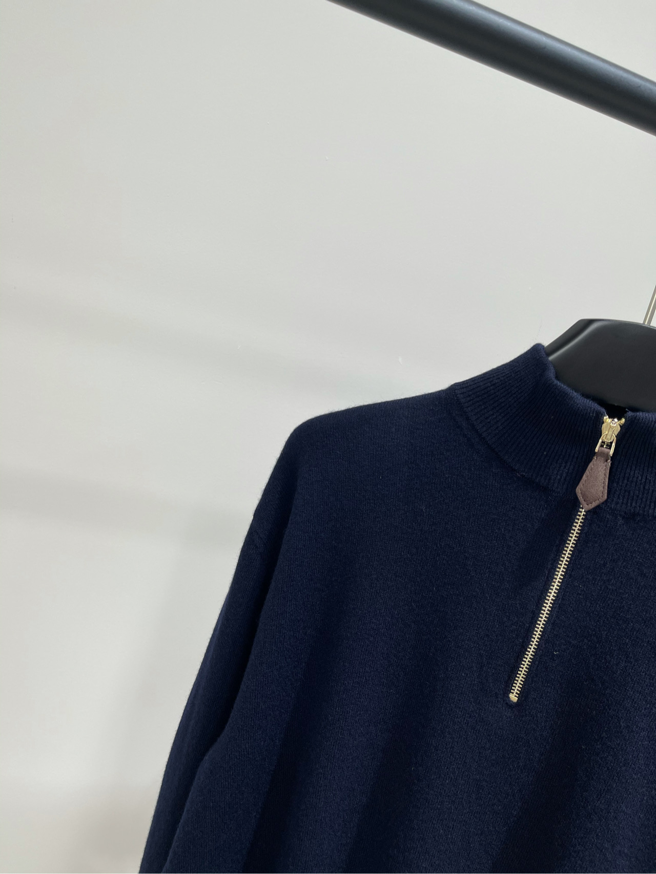 【M藏蓝半拉链补丁羊绒毛衣】🔺，面料：羊绒混纺颜色：藏蓝𝐌𝐈𝐔 𝐌𝐈*｜羊绒和皮革半拉链毛衣25SS早秋