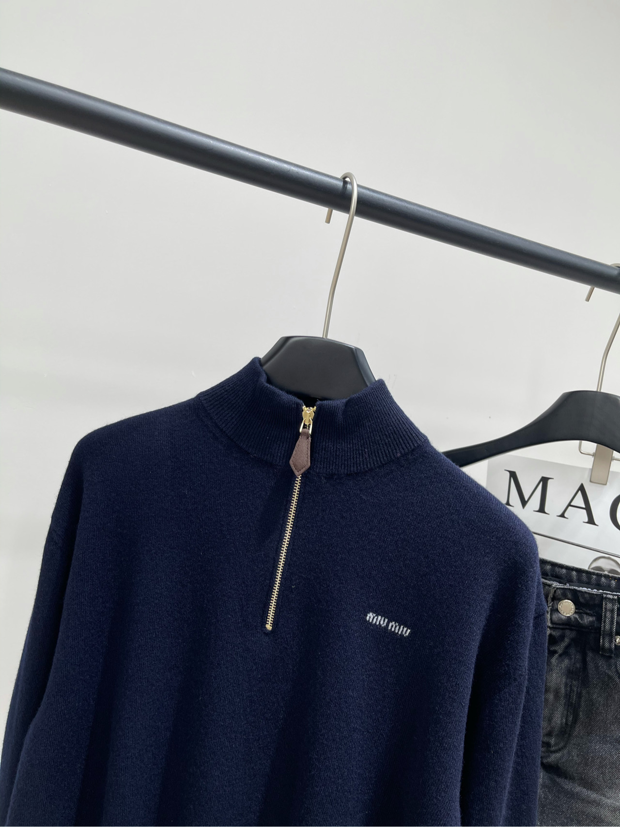 【M藏蓝半拉链补丁羊绒毛衣】🔺，面料：羊绒混纺颜色：藏蓝𝐌𝐈𝐔 𝐌𝐈*｜羊绒和皮革半拉链毛衣25SS早秋