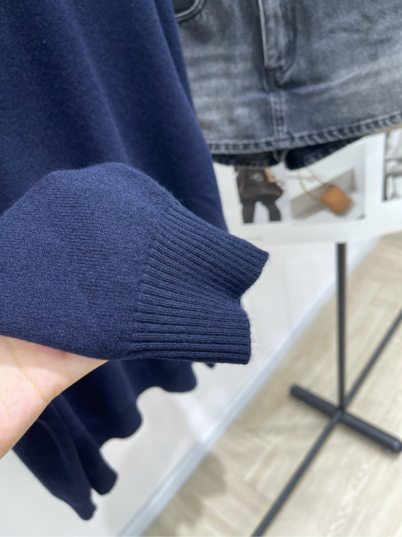 【M藏蓝半拉链补丁羊绒毛衣】🔺，面料：羊绒混纺颜色：藏蓝𝐌𝐈𝐔 𝐌𝐈*｜羊绒和皮革半拉链毛衣25SS早秋