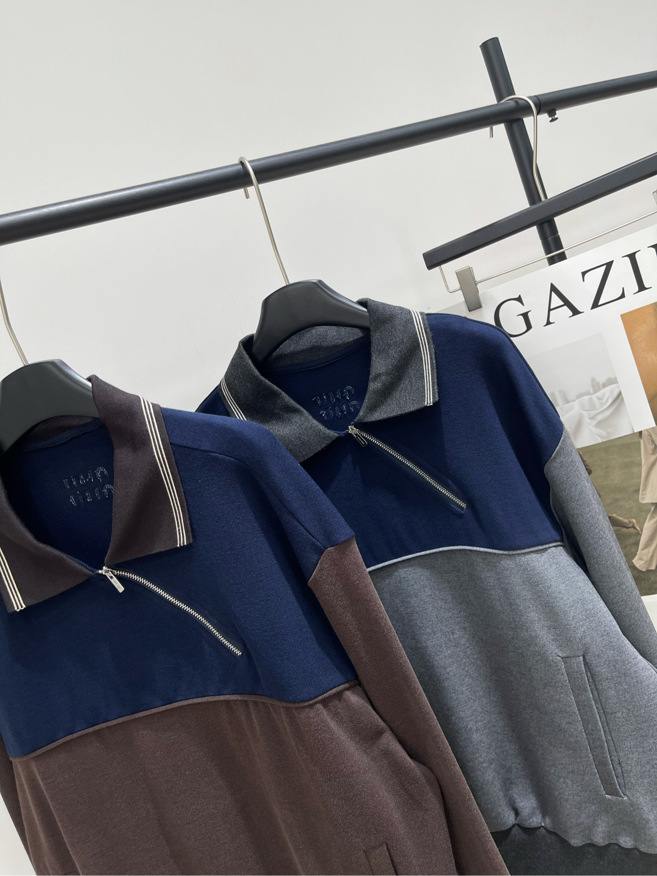 【M复古拼色斜拉链翻领卫衣】🔺，面料：棉颜色：灰色、咖色𝐌𝐈𝐔 𝐌𝐈*｜斜拉链撞色卫衣25SS早秋新款上