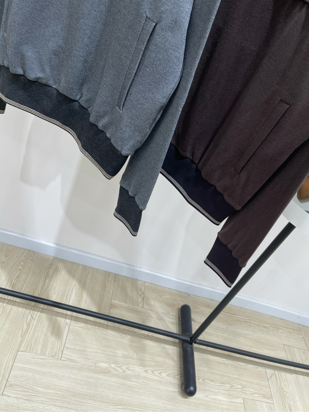 【M复古拼色斜拉链翻领卫衣】🔺，面料：棉颜色：灰色、咖色𝐌𝐈𝐔 𝐌𝐈*｜斜拉链撞色卫衣25SS早秋新款上