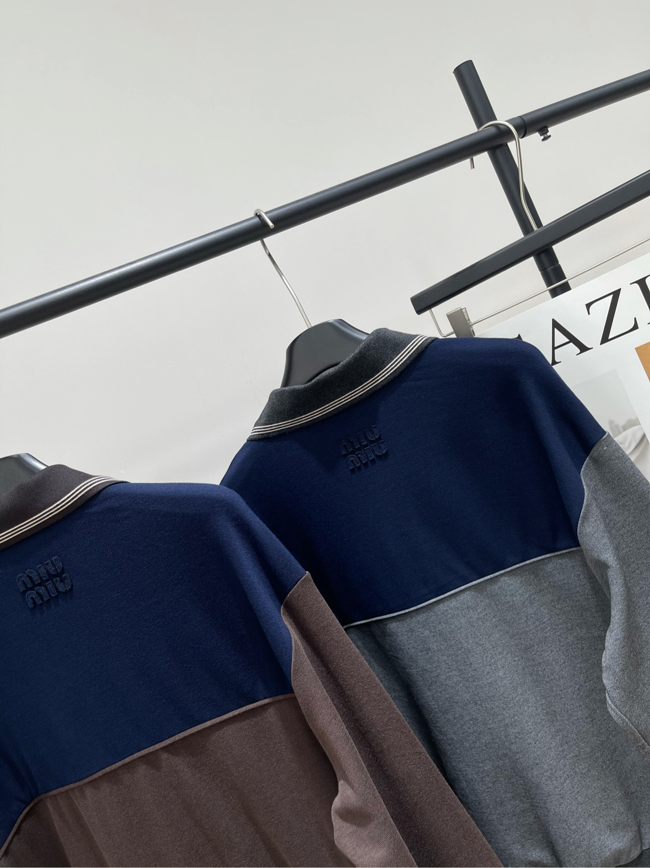 【M复古拼色斜拉链翻领卫衣】🔺，面料：棉颜色：灰色、咖色𝐌𝐈𝐔 𝐌𝐈*｜斜拉链撞色卫衣25SS早秋新款上