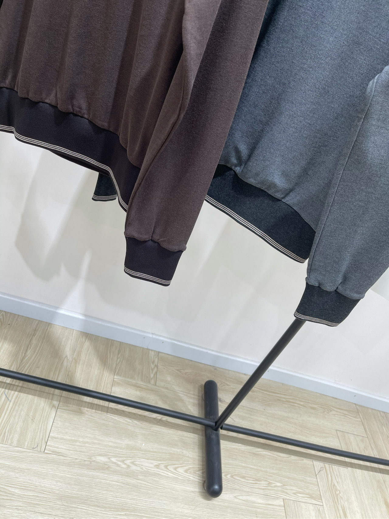 【M复古拼色斜拉链翻领卫衣】🔺，面料：棉颜色：灰色、咖色𝐌𝐈𝐔 𝐌𝐈*｜斜拉链撞色卫衣25SS早秋新款上