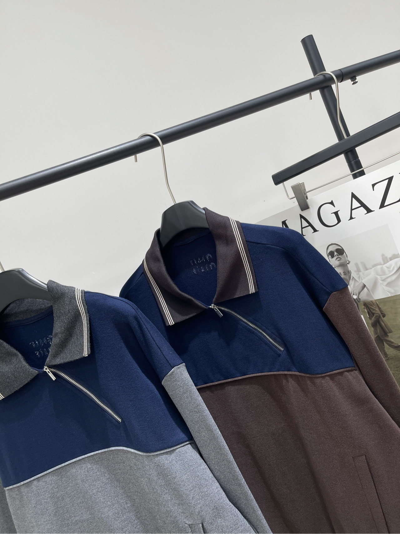 【M复古拼色斜拉链翻领卫衣】🔺，面料：棉颜色：灰色、咖色𝐌𝐈𝐔 𝐌𝐈*｜斜拉链撞色卫衣25SS早秋新款上