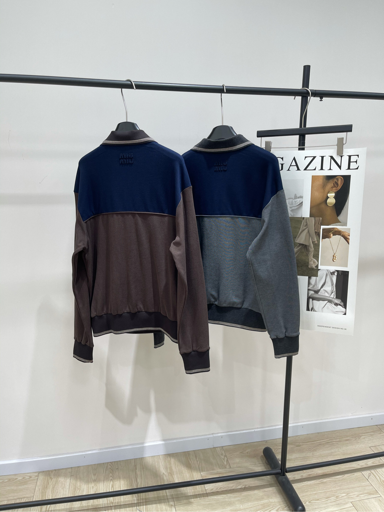 【M复古拼色斜拉链翻领卫衣】🔺，面料：棉颜色：灰色、咖色𝐌𝐈𝐔 𝐌𝐈*｜斜拉链撞色卫衣25SS早秋新款上