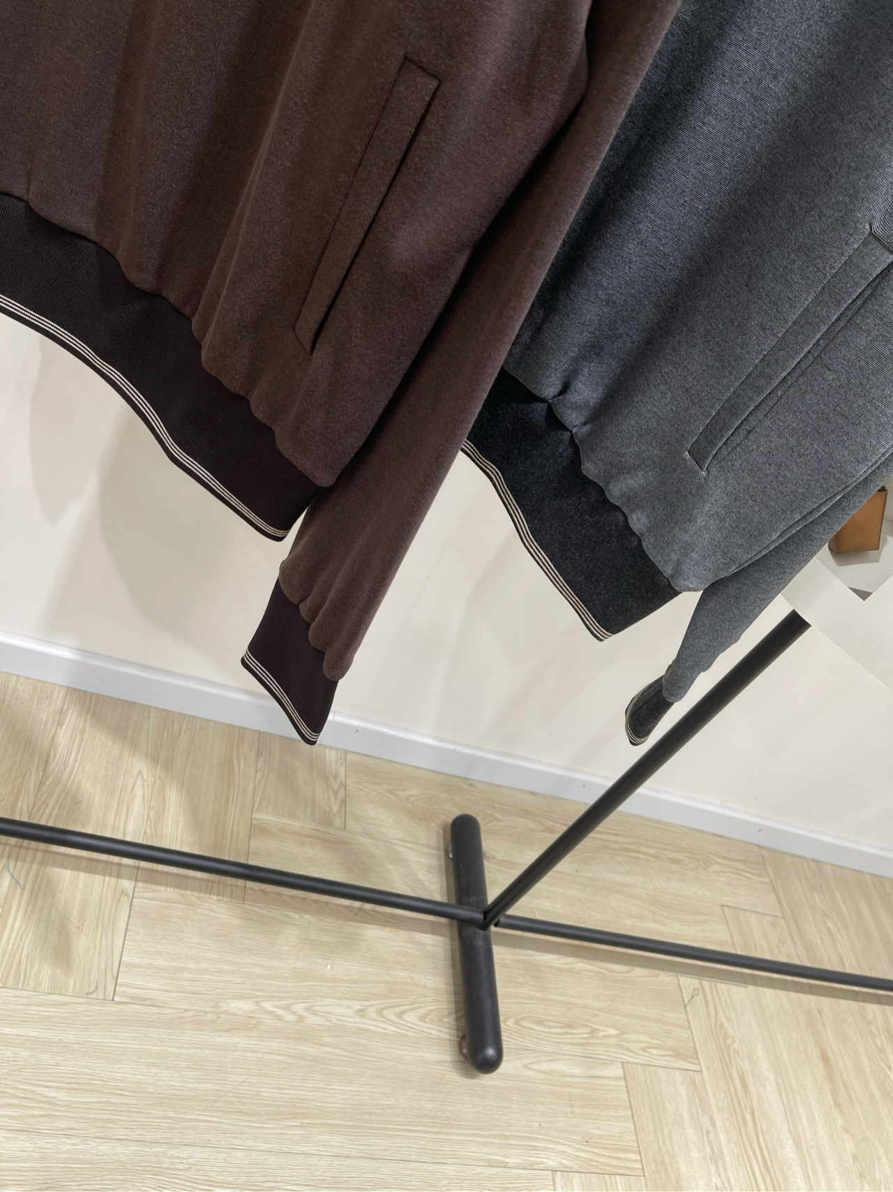 【M复古拼色斜拉链翻领卫衣】🔺，面料：棉颜色：灰色、咖色𝐌𝐈𝐔 𝐌𝐈*｜斜拉链撞色卫衣25SS早秋新款上