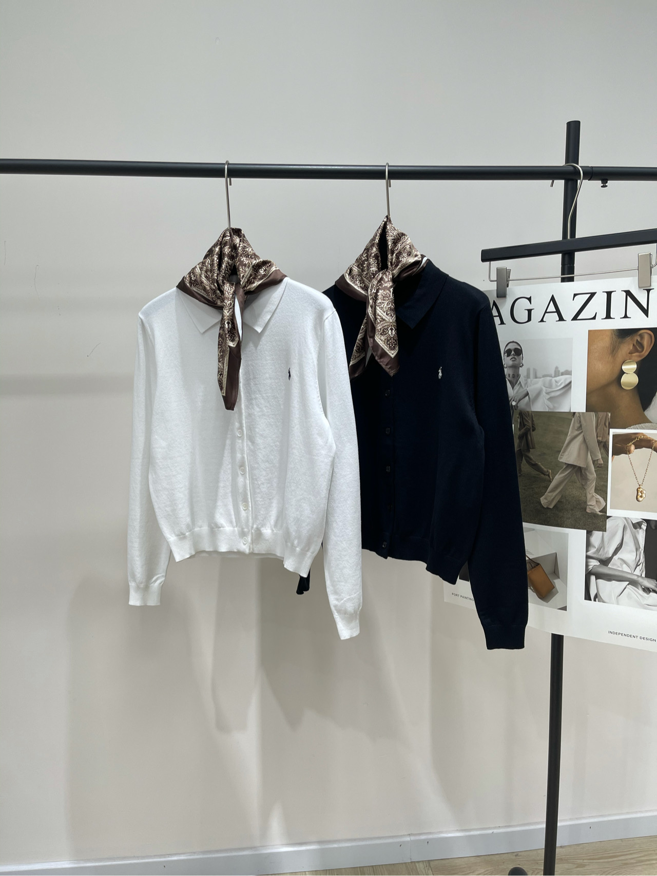 NO:488739,【Scarf pony embroidered polo cardigan】, fabric cotton color white and black Scarf knitted cardigan soft and delicate Imported woven scarves can be tied at will Elegant and fashionable Classic pony embroidery Two colors available Flat size S shoulder width 38, bust 92 elastic, 51 length, sleeve length 59 M shoulder width 39, bust 96 elastic, 52 length, sleeve length 60 L shoulder width 40, bust 100 elastic, 53 length, sleeve length 61 Manual measurement will have 2~3cm errors belong to the normal range, alexander wang19860909【丝巾小马刺绣polo开衫】 ,面料棉 颜色白色、黑色 丝巾针织开衫 柔软细腻 进口机织制 丝巾可多种随意系法 优雅时髦 经典小马刺绣 两色可选 平铺尺码 S肩宽38,胸围92弹力,衣长51,袖长59 M肩宽39,胸围96弹力,衣长52,袖长60 L肩宽40,胸围100弹力,衣长53,袖长61 手工测量会有2~3cm误差属于正常范围,,alexander wang,Women's clothing