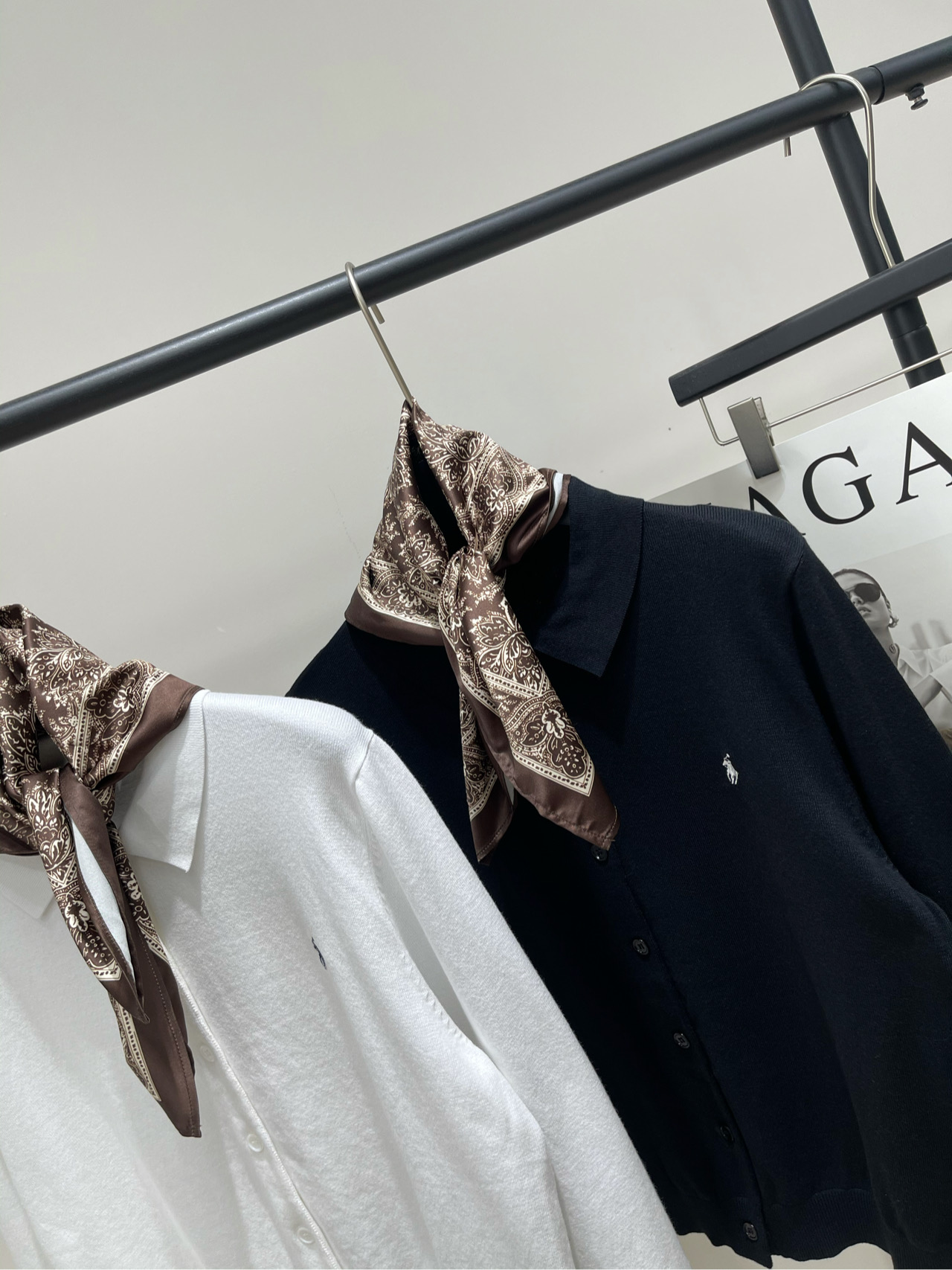 【丝巾小马刺绣polo开衫】🔺，面料：棉颜色：白色、黑色丝巾针织开衫 柔软细腻 进口机织制 丝巾可多种随