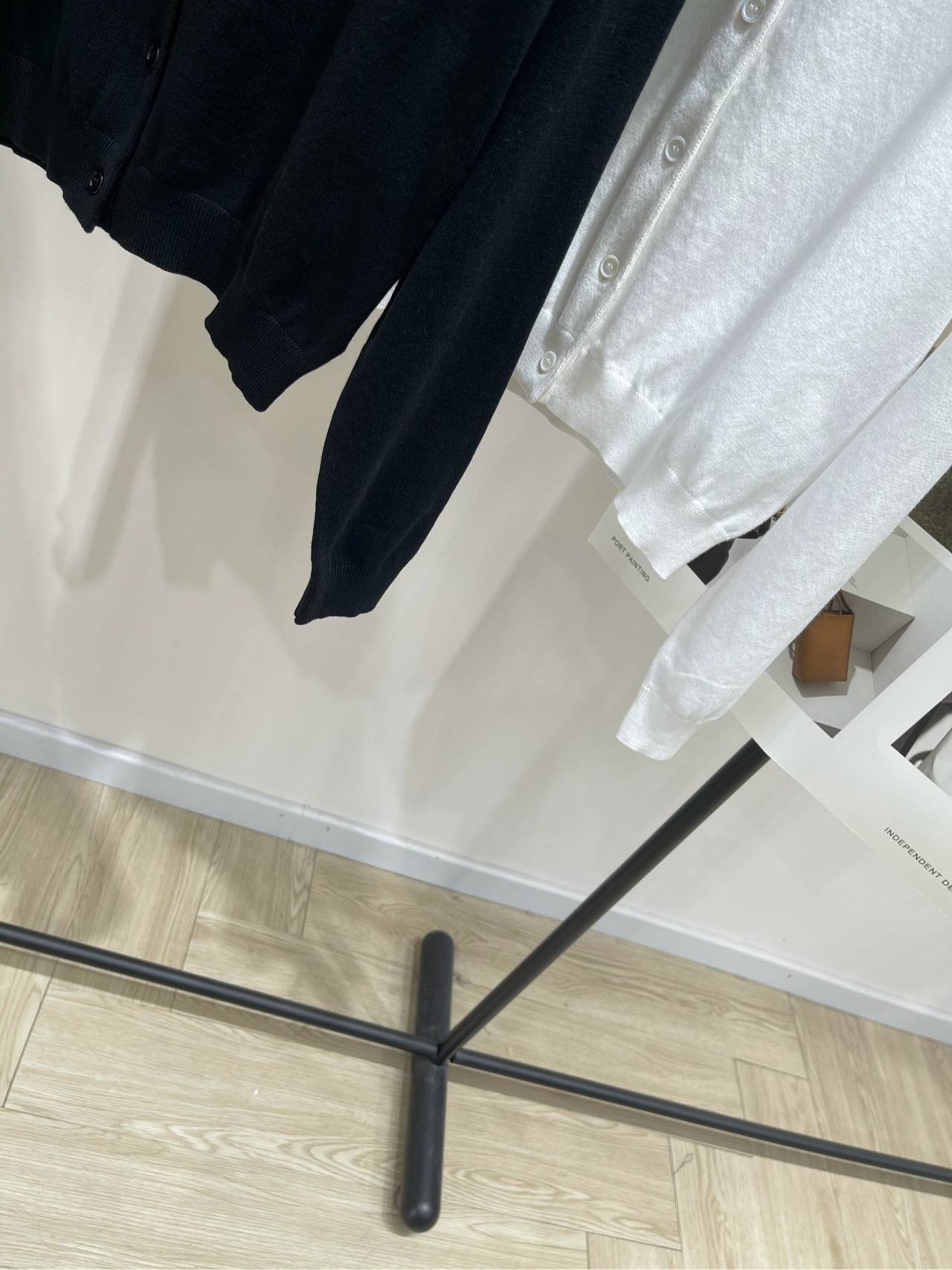 【丝巾小马刺绣polo开衫】🔺，面料：棉颜色：白色、黑色丝巾针织开衫 柔软细腻 进口机织制 丝巾可多种随