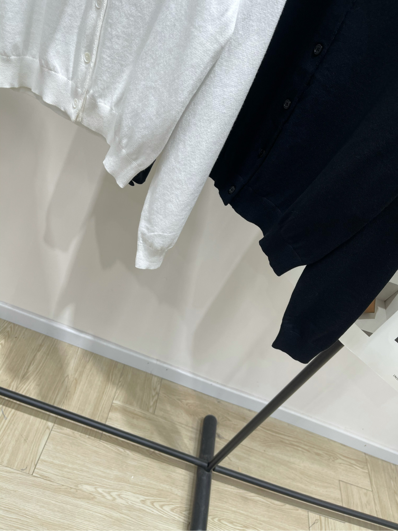 【丝巾小马刺绣polo开衫】🔺，面料：棉颜色：白色、黑色丝巾针织开衫 柔软细腻 进口机织制 丝巾可多种随