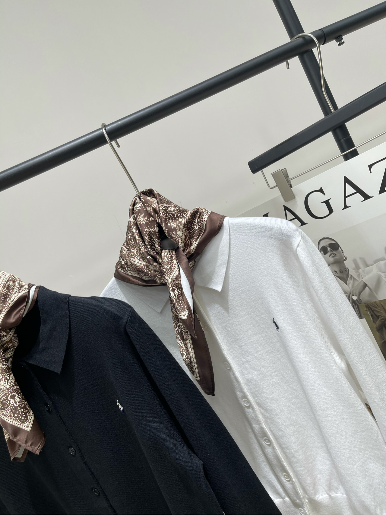 【丝巾小马刺绣polo开衫】🔺，面料：棉颜色：白色、黑色丝巾针织开衫 柔软细腻 进口机织制 丝巾可多种随