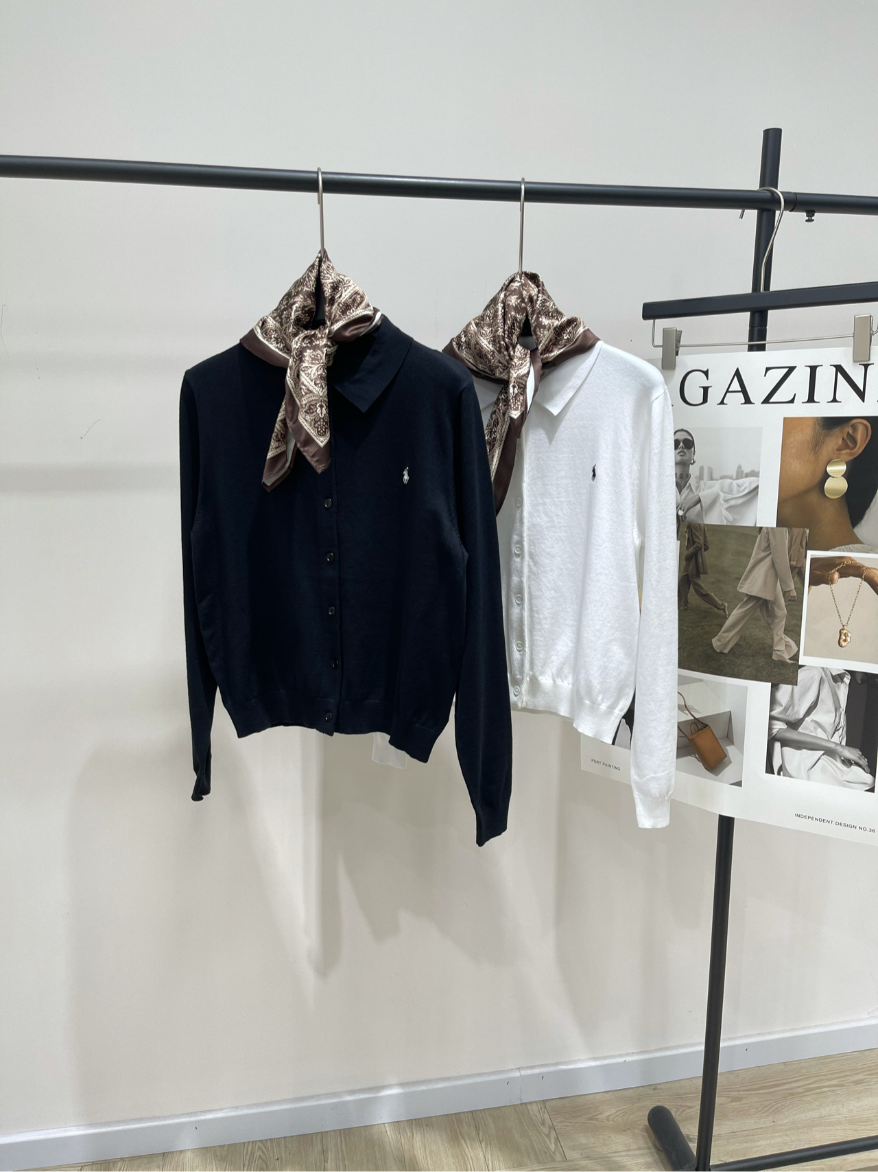 【丝巾小马刺绣polo开衫】🔺，面料：棉颜色：白色、黑色丝巾针织开衫 柔软细腻 进口机织制 丝巾可多种随