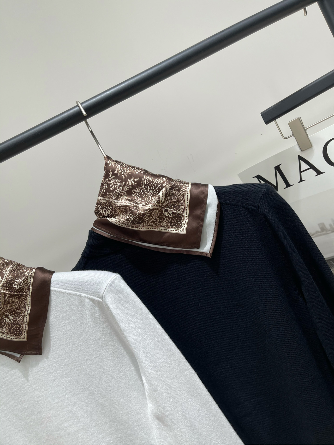 【丝巾小马刺绣polo开衫】🔺，面料：棉颜色：白色、黑色丝巾针织开衫 柔软细腻 进口机织制 丝巾可多种随