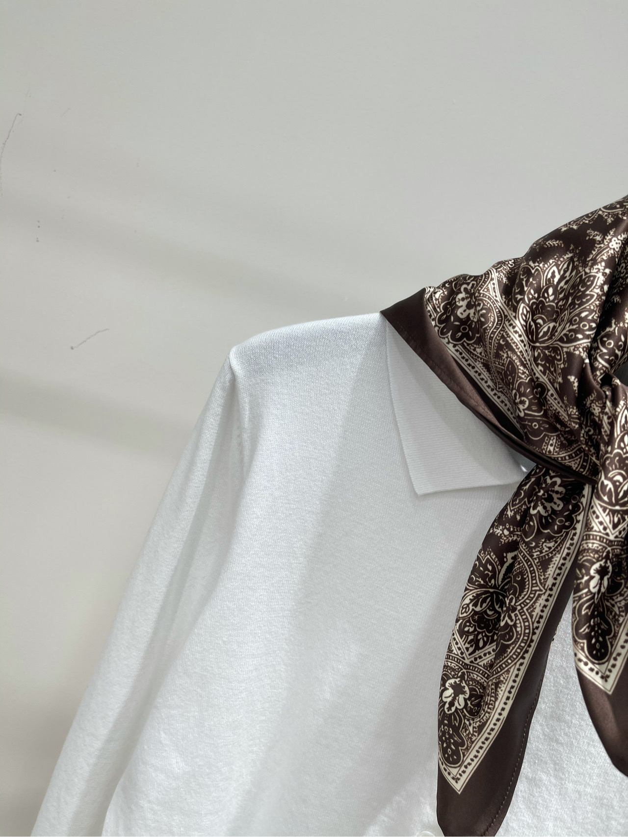 【丝巾小马刺绣polo开衫】🔺，面料：棉颜色：白色、黑色丝巾针织开衫 柔软细腻 进口机织制 丝巾可多种随