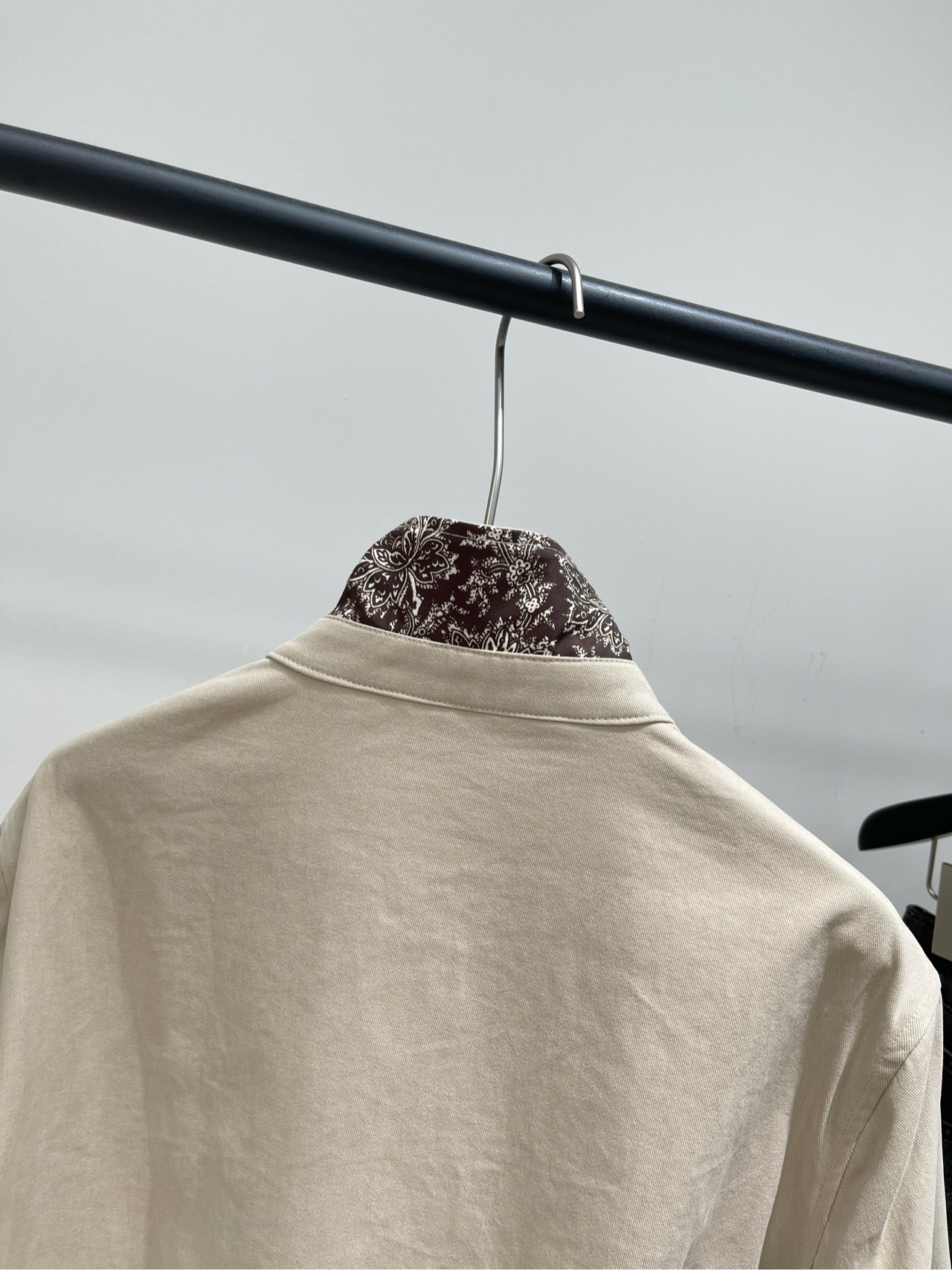 【 浅卡其花纹边小马刺绣夹克】🔺，面料：棉颜色：浅卡其大爆款夹克外套 复古 老钱 时髦～ 定染秋季面料颜