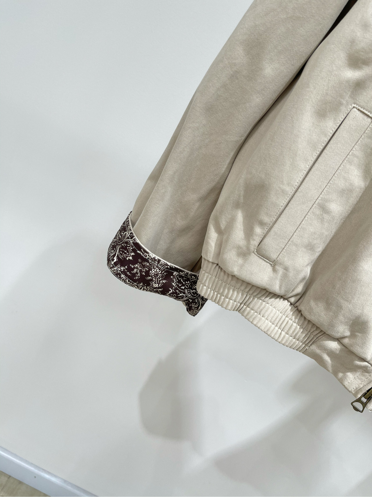 【 浅卡其花纹边小马刺绣夹克】🔺，面料：棉颜色：浅卡其大爆款夹克外套 复古 老钱 时髦～ 定染秋季面料颜