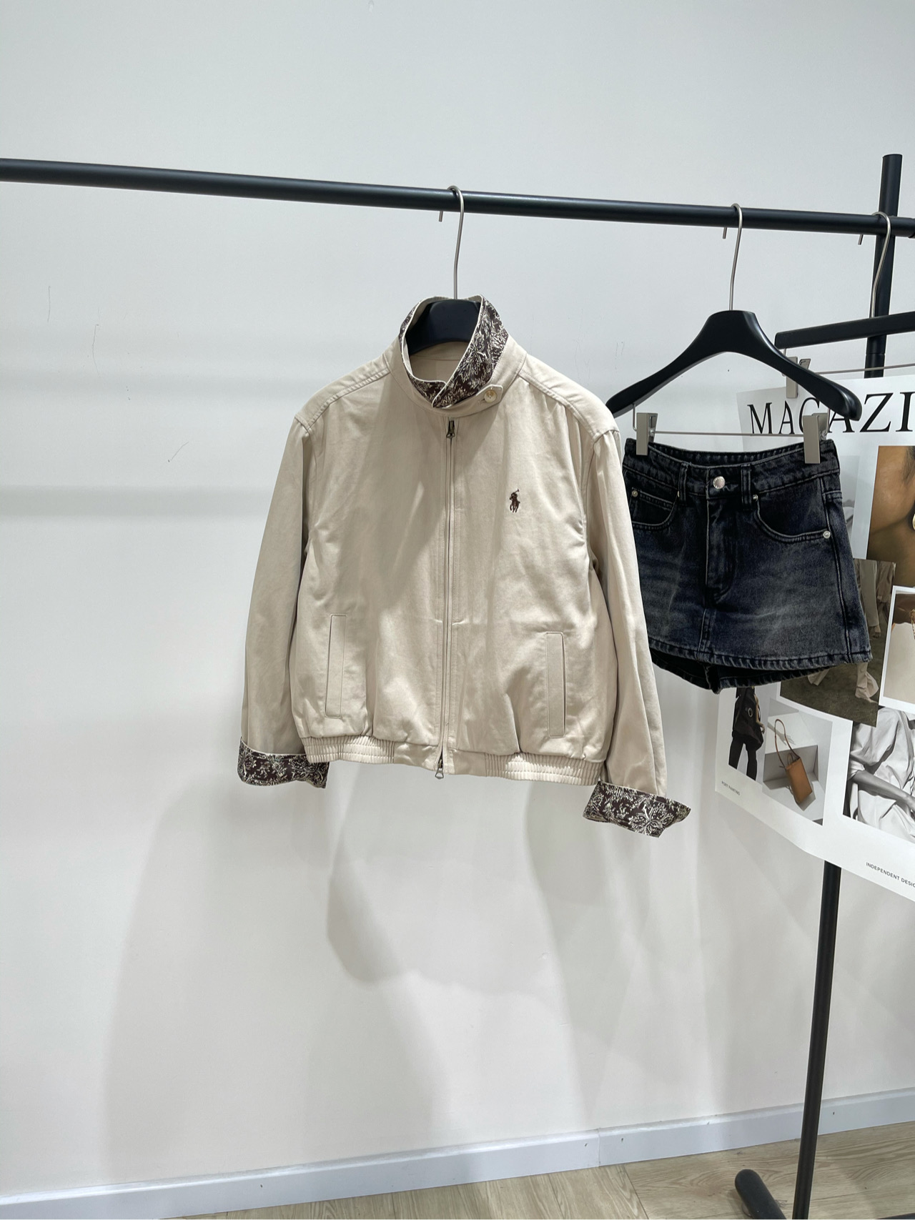 NO:488750,[Light khaki patterned pony embroidered jacket], fabric cotton, light khaki color, big jacket, retro, old money, fashionable~ fixed dye autumn fabric color, special whitening!  Classic pony embroidered old-fashioned jacket. Many top-fitting bloggers recommend the upper body. The lapel zipper windproof design of the Harrington jacket. The casual style and street trend elements are perfectly integrated. It is very suitable for neutral outfits. The fabric of the jacket is very good and comfortable to wear. It is a very versatile trendy jacket with exquisite embroidery. The evergreen style of the season is safe to buy. Retro is never out of date!  Retro pattern contrasting design of neckline cuffs, full of personality. Flat size S shoulder width 45, bust 112, garment length 53, sleeve length 56 M shoulder width 46, bust 116, garment length 55, sleeve length 57 L shoulder width 47, bust 120, garment length 57, sleeve length 58. There will be 2~3cm errors in manual measurements, belong to the normal range,, jackets & coats, jackets & coats, alexander wang19860909【 浅卡其花纹边小马刺绣夹克】 ,面料棉 颜色浅卡其 大爆款夹克外套 复古 老钱 时髦～ 定染秋季面料颜色 特显肤白！ 经典款小马刺绣老钱风夹克外套 众多穿搭博主上身推荐 哈林顿夹克的版型翻领拉链防风设计 休闲风格和街头潮流元素完美融合 非常适合中性 穿搭. 外套的面料质感十分出色,穿着舒适 是一款非常百搭的潮流外套 精致刺绣 四季常青款放心入手 复古永不过时！ 领口袖口复古花纹撞色设计,个性十足 平铺尺码 S肩宽45,胸围112,衣长53,袖长56 M肩宽46,胸围116,衣长55,袖长57 L肩宽47,胸围120,衣长57,袖长58 手工测量会有2~3cm误差属于正常范围,,jackets & coats,jackets & coats,alexander wang,Women's clothing