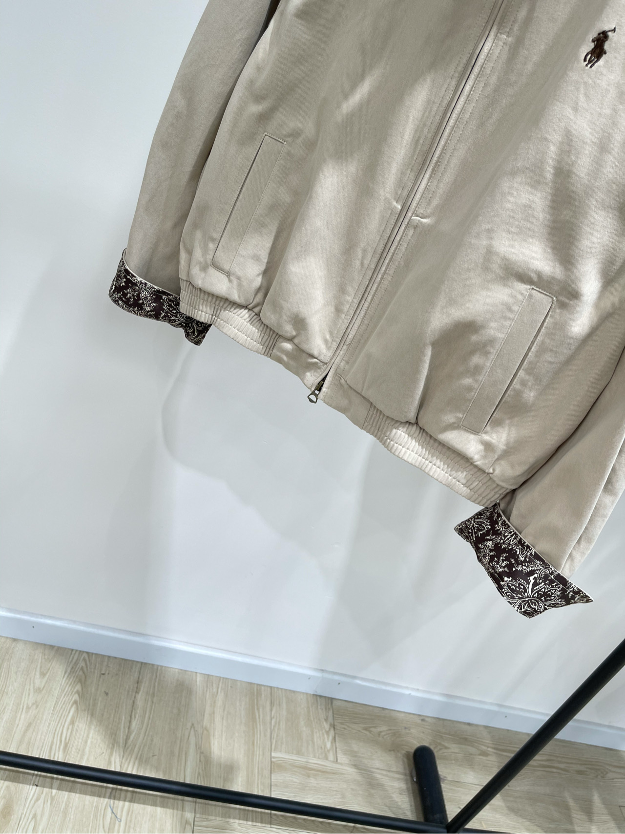 【 浅卡其花纹边小马刺绣夹克】🔺，面料：棉颜色：浅卡其大爆款夹克外套 复古 老钱 时髦～ 定染秋季面料颜