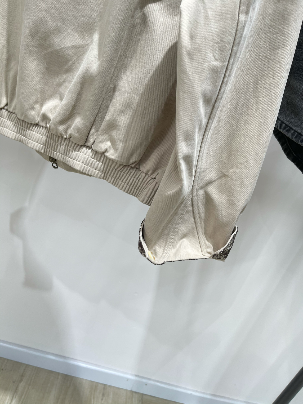 【 浅卡其花纹边小马刺绣夹克】🔺，面料：棉颜色：浅卡其大爆款夹克外套 复古 老钱 时髦～ 定染秋季面料颜