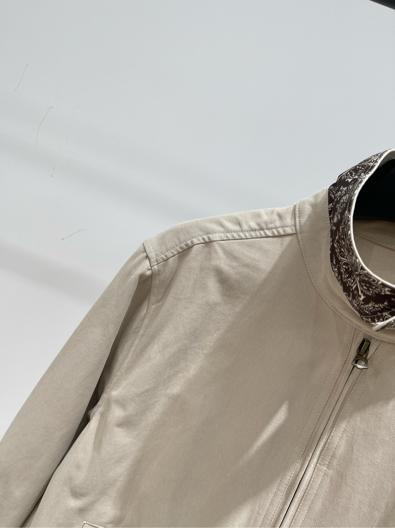 【 浅卡其花纹边小马刺绣夹克】🔺，面料：棉颜色：浅卡其大爆款夹克外套 复古 老钱 时髦～ 定染秋季面料颜