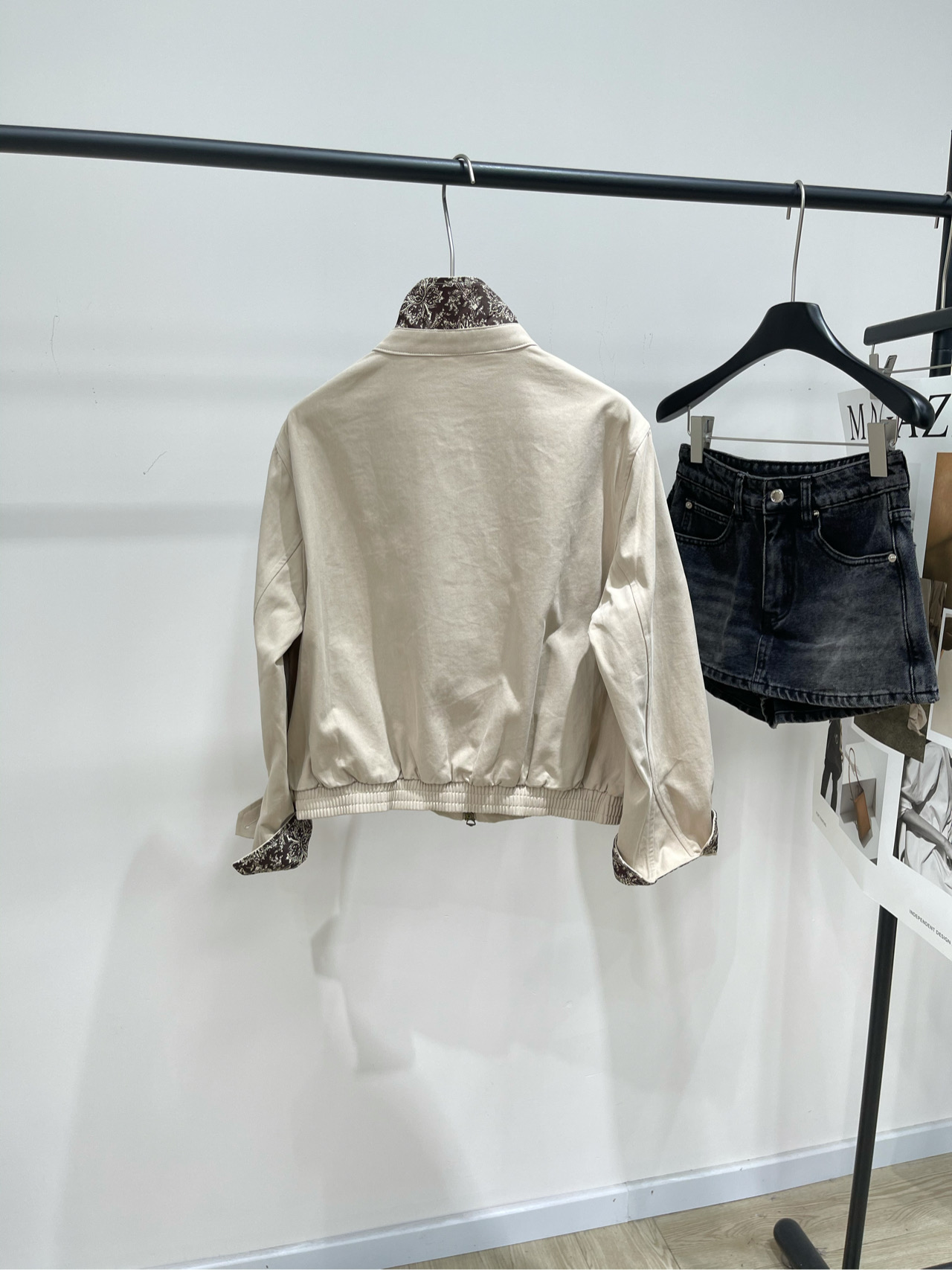 【 浅卡其花纹边小马刺绣夹克】🔺，面料：棉颜色：浅卡其大爆款夹克外套 复古 老钱 时髦～ 定染秋季面料颜