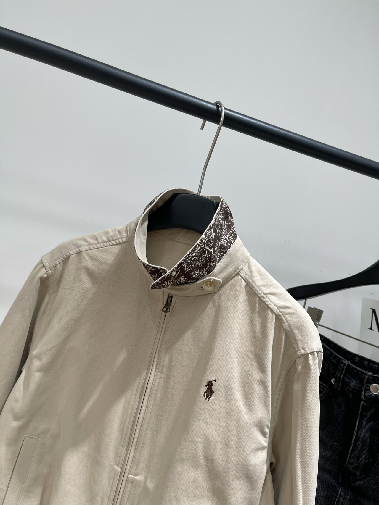 【 浅卡其花纹边小马刺绣夹克】🔺，面料：棉颜色：浅卡其大爆款夹克外套 复古 老钱 时髦～ 定染秋季面料颜