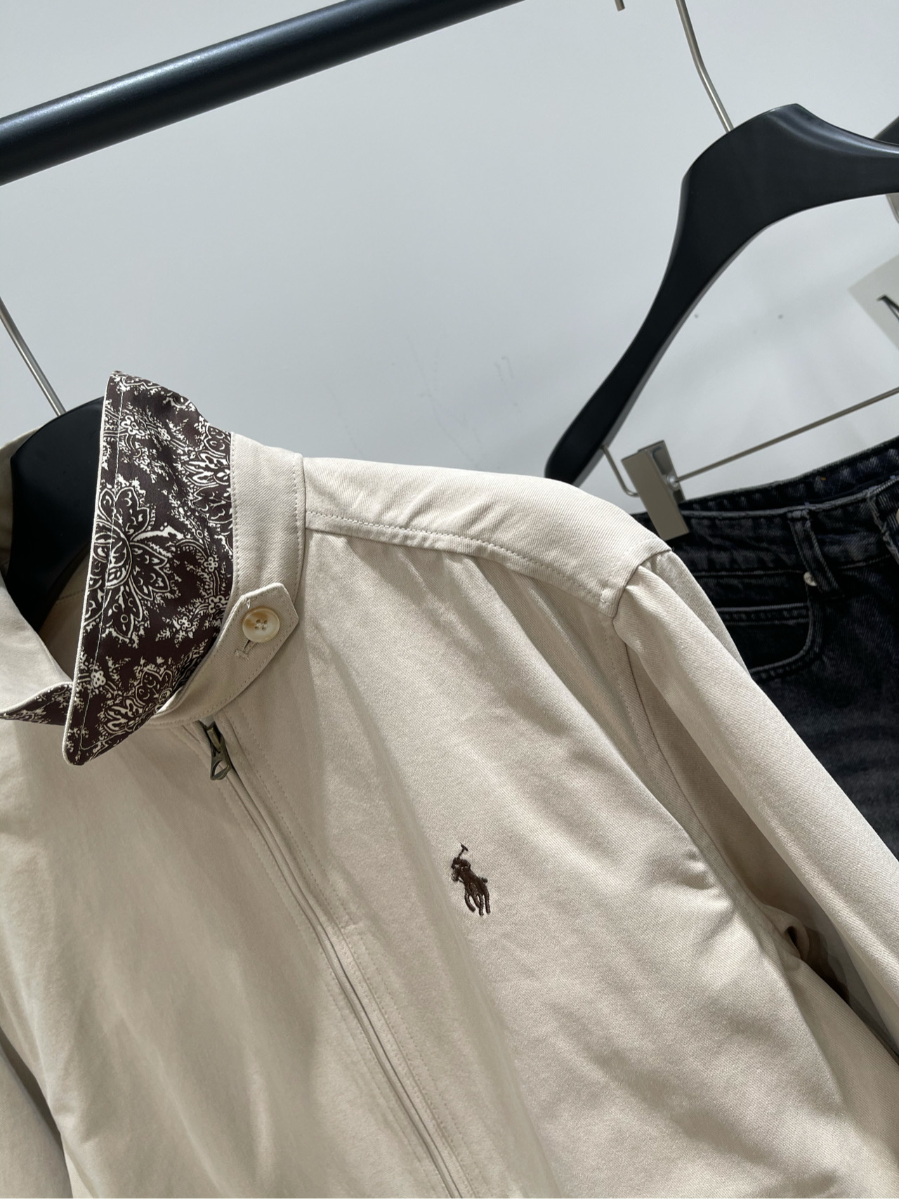 【 浅卡其花纹边小马刺绣夹克】🔺，面料：棉颜色：浅卡其大爆款夹克外套 复古 老钱 时髦～ 定染秋季面料颜