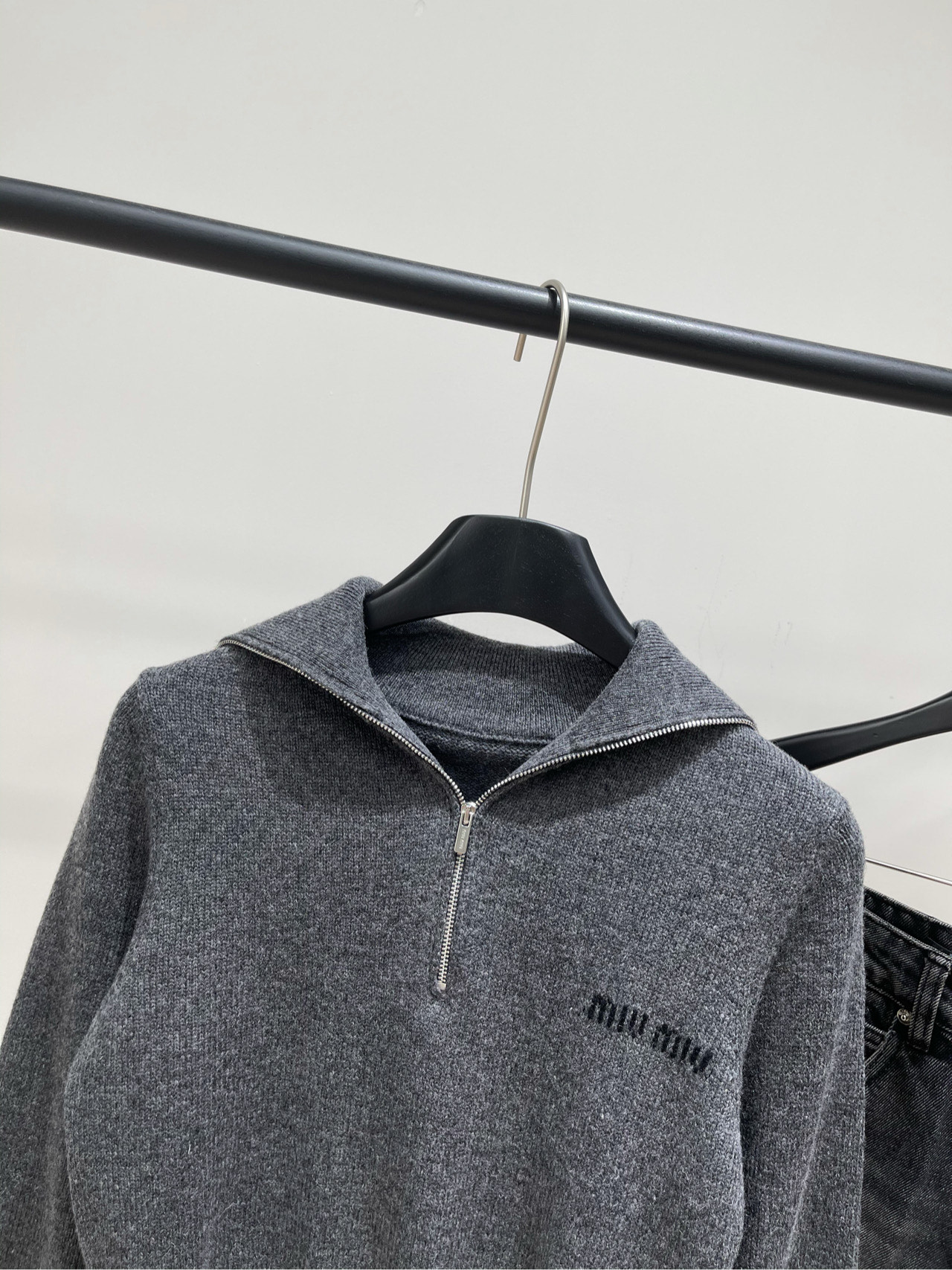 【M气质灰半拉链海军领长袖毛衣】🔺，面料：羊毛混纺颜色：气质灰𝐌𝐈*｜半拉链毛衣25SS早秋新款上新！精