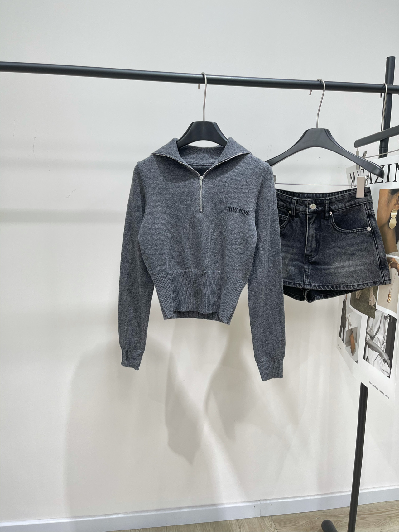 NO:488766,[M Temperature Gray Half Zipper Navy Collar Long Sleeve Sweater] ?, Fabric Wool Blended Color Temperature Gray *｜ Semi Zipper Sweater 25SS Early Autumn New Style!  Combining exquisite craftsmanship and innovative experiments create the style of this wool sweater. Thanks to innovative craftsmanship, seamless knitting is achieved. Loose style and wide collar design define its shape. Highlight the texture of the yarn. Flat size S shoulder width 33, bust 88 elastic, garment length 46, sleeve length 63 M shoulder width 34, bust 92 elastic, garment length 47, sleeve length 64 L shoulder width 35, bust 96 elastic, garment length 48, sleeve length 65 Manual measurement will have 2~3cm errors that fall within the normal range, sweaters, alexander wang19860909【M气质灰半拉链海军领长袖毛衣】 ? ,面料羊毛混纺 颜色气质灰 *｜半拉链毛衣 25SS早秋新款上新！ 精湛工艺与创新实验相结合 造就这款羊毛毛衣的风格 得益于创新工艺实现无缝针织 宽松版型和宽领设计定义其造型 突显纱线的质感 平铺尺码 S肩宽33,胸围88弹力,衣长46,袖长63 M肩宽34,胸围92弹力,衣长47,袖长64 L肩宽35,胸围96弹力,衣长48,袖长65 手工测量会有2~3cm误差属于正常范围,,sweaters,alexander wang,Women's clothing