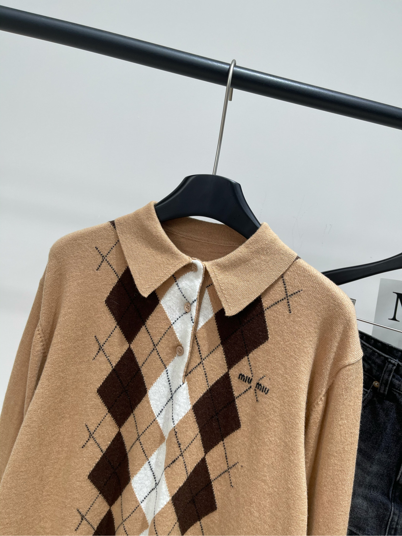 【M奶茶色菱格polo长袖毛衣】🔺，面料：羊毛羊绒混纺颜色：奶茶色𝐌𝐈𝐔 𝐌𝐈*｜菱格polo针织衫25