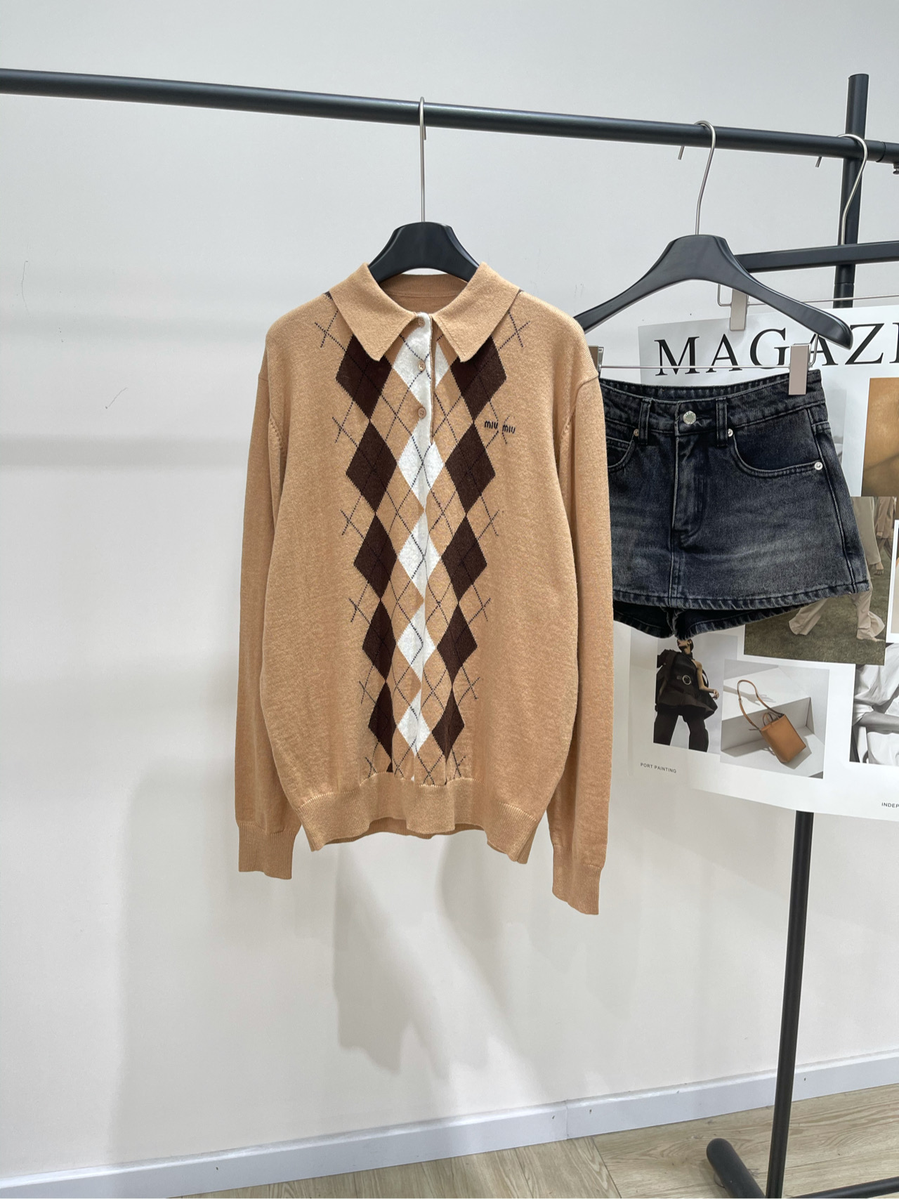 NO:488782,[M milk tea color diamond-shaped polo long-sleeved sweater], fabric wool cashmere blended color milk tea *｜ diamond-shaped polo sweater 25SS early autumn new style is available!  The diamond pattern adds playful elegance to this soft cashmere Polo sweater. The exquisite craftsmanship adds playful elegance. Reinterprets the classic style according to Miu's exquisite and modern perspective. Loose and large version, not picky, strong inclusiveness in autumn and winter. Flat size S shoulder width 45, bust 108, 69, sleeve length 66 M shoulder width 46, bust 112, 70, sleeve length 67 L shoulder width 47, bust 116, 71, sleeve length 68. There will be 2~3cm errors in manual measurements, belong to the normal range, miumiu, sweaters, alexander wang19860909【M奶茶色菱格polo长袖毛衣】 ,面料羊毛羊绒混纺 颜色奶茶色 *｜菱格polo针织衫 25SS早秋新款上新！ 菱形图案为这款柔软羊绒Polo毛衣 精致工艺增添了俏皮的优雅 按照Miu的精致现代视角重新诠释经典款式 宽松大版型,不挑人,秋冬包容性很强 平铺尺码 S肩宽45,胸围108,衣长69,袖长66 M肩宽46,胸围112,衣长70,袖长67 L肩宽47,胸围116,衣长71,袖长68 手工测量会有2~3cm误差属于正常范围,,miumiu,sweaters,alexander wang,Women's clothing