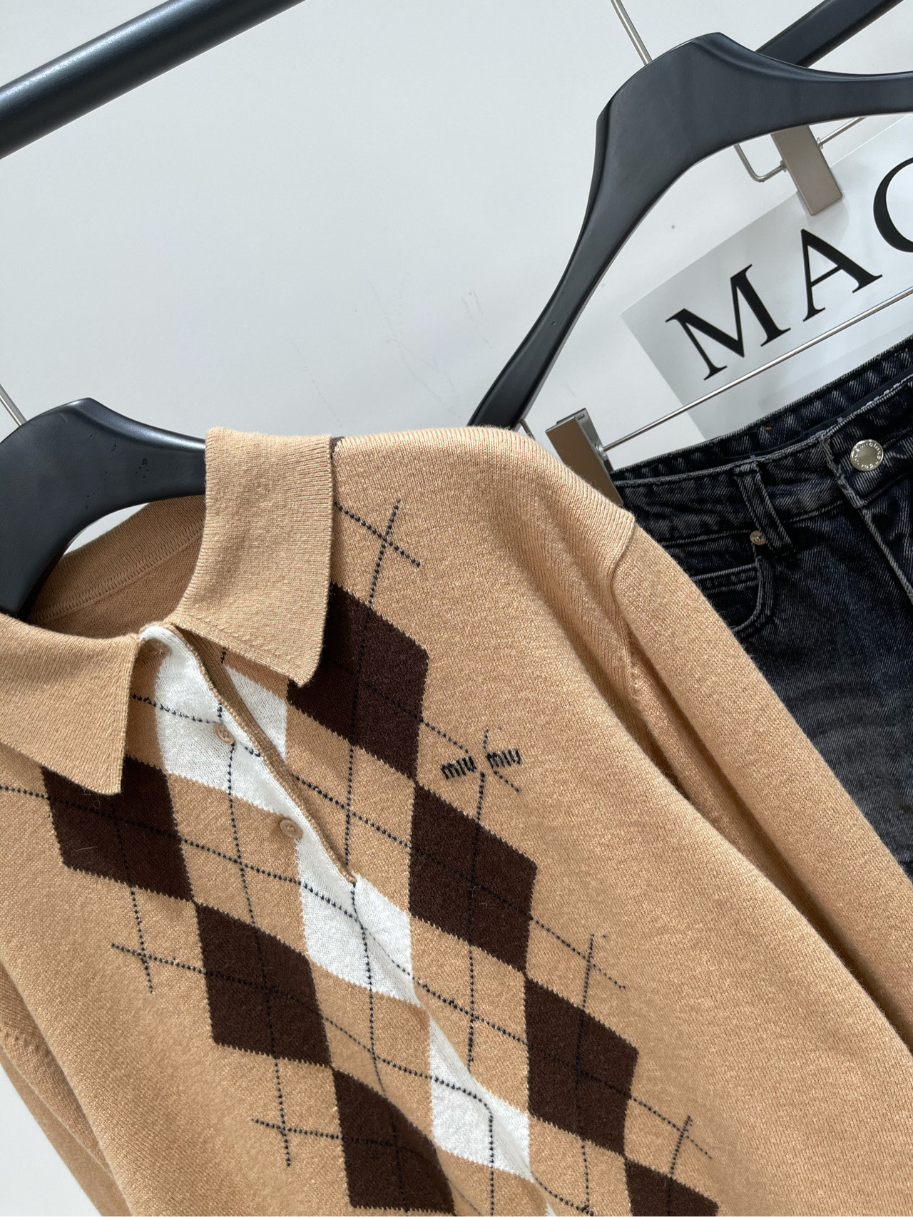 【M奶茶色菱格polo长袖毛衣】🔺，面料：羊毛羊绒混纺颜色：奶茶色𝐌𝐈𝐔 𝐌𝐈*｜菱格polo针织衫25