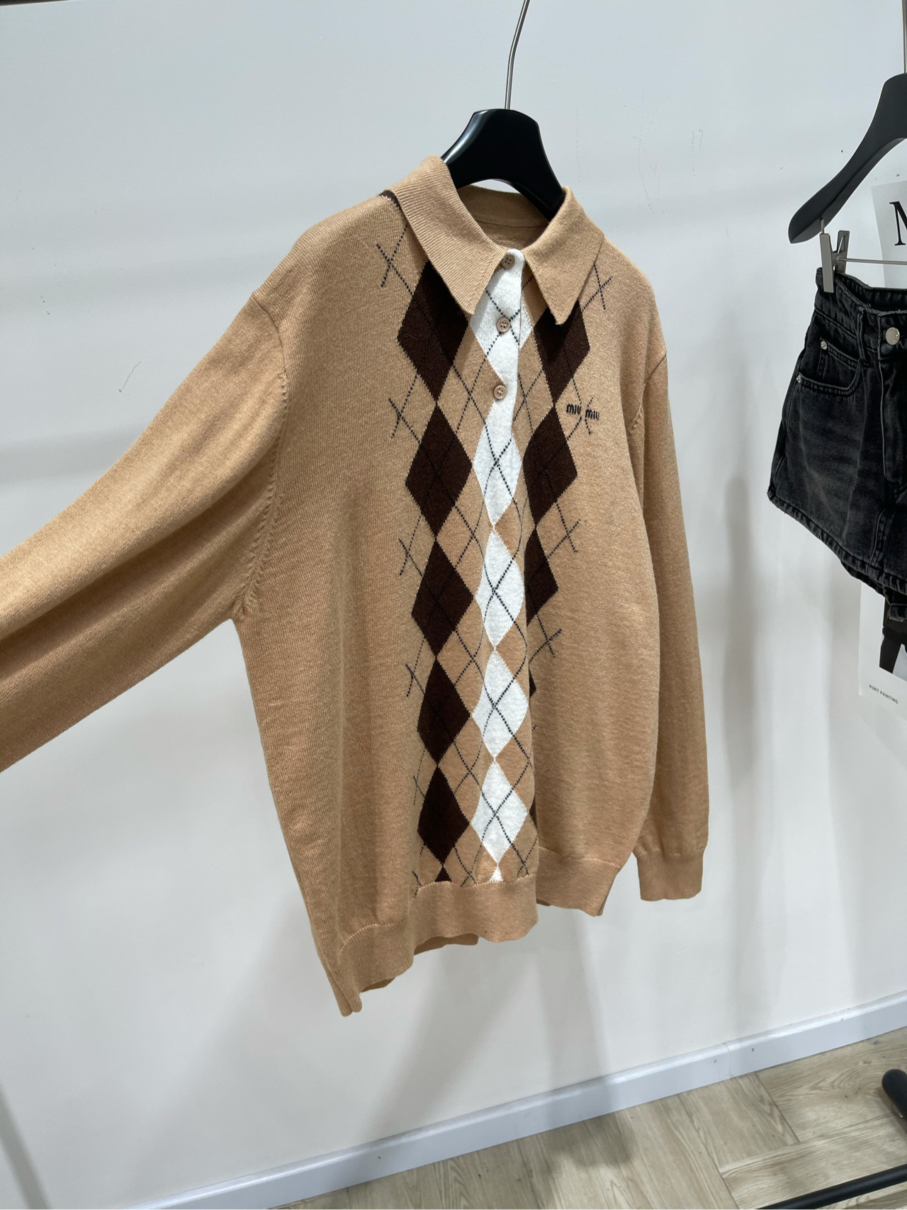 【M奶茶色菱格polo长袖毛衣】🔺，面料：羊毛羊绒混纺颜色：奶茶色𝐌𝐈𝐔 𝐌𝐈*｜菱格polo针织衫25