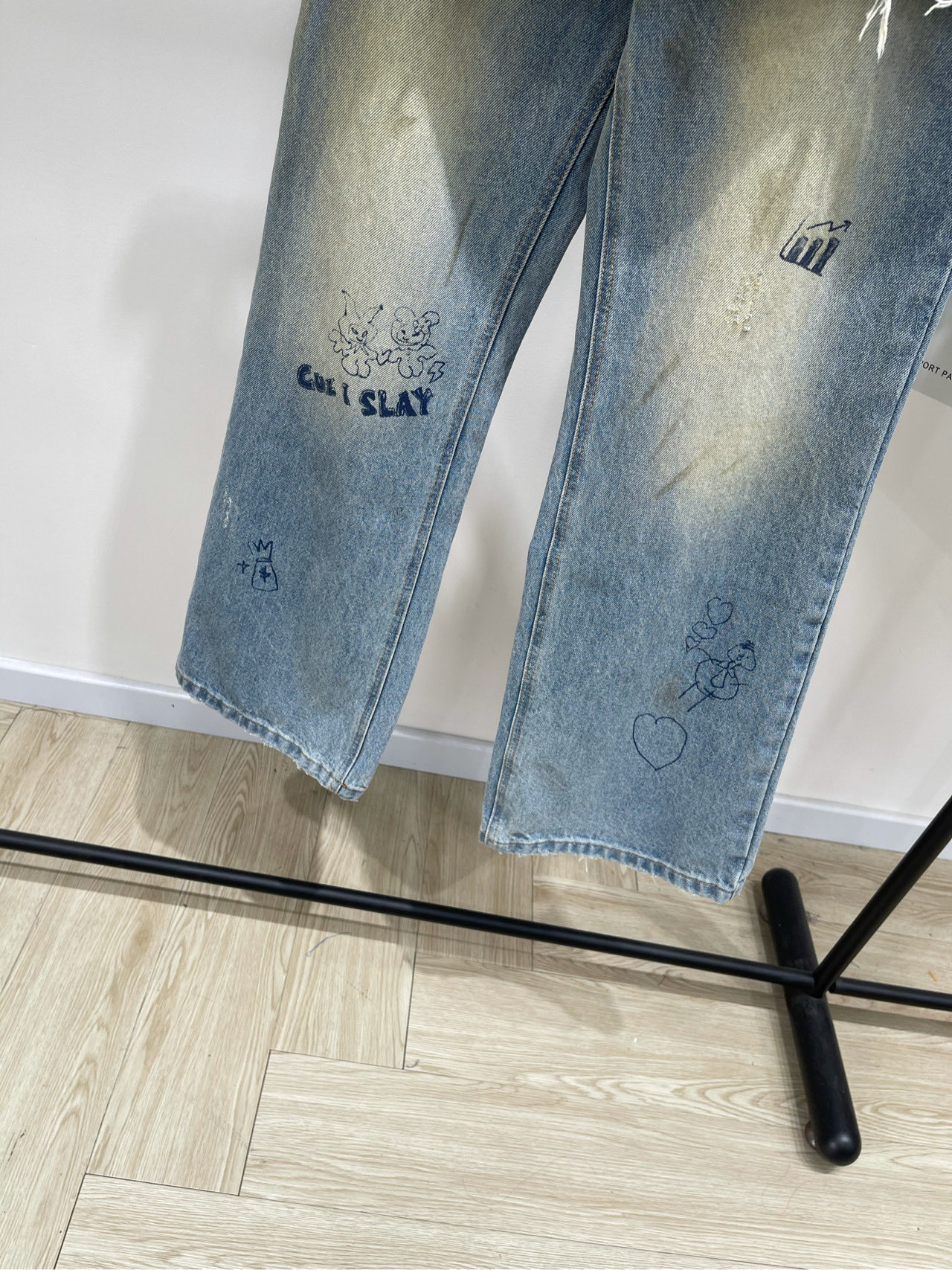 【FOR趣味涂鸦屁帘牛仔长裤】🔺，面料：牛仔棉颜色：蓝色FORDARE 25AW 趣味圆珠笔涂鸦假两件水