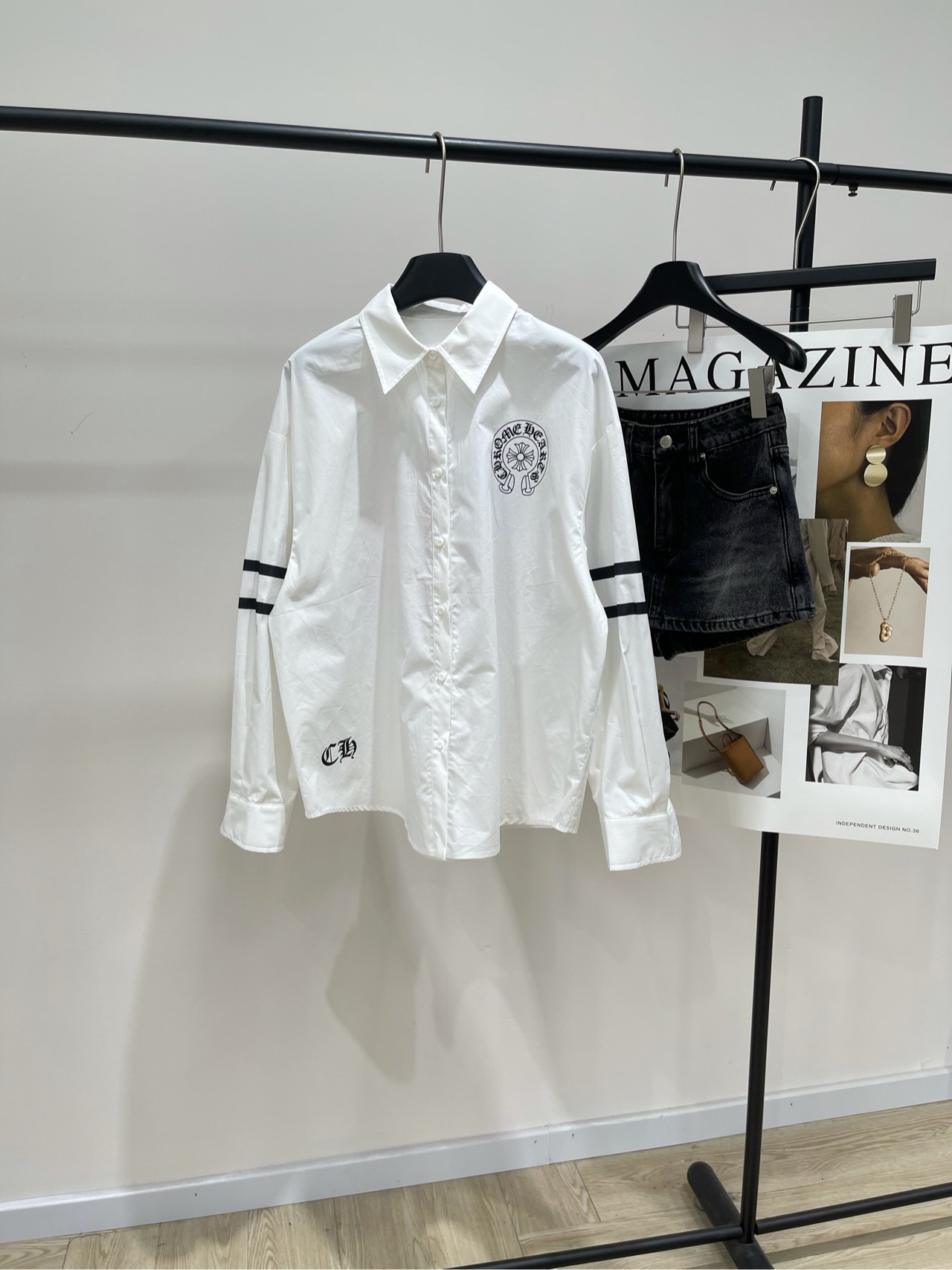 NO:490210,[Croxin Flag Print Loose Shirt], fabric cotton color white *｜Croxin Flag Print Shirt 25SS Early Autumn New Style!  Croxin Flag Printed Shirt White and Black Print Classic Color, Side Sleeve Striped Modification, The Flag Print Behind is particularly eye-catching, Loose-style pure cotton fabric, super versatile, can be matched with a skirt!  Flat size S shoulder width 56, bust 124, back coat length 70, sleeve length 55 M shoulder width 57, bust 128, back coat length 71, sleeve length 56 L shoulder width 58, bust 132, back coat length 72, sleeve length 57 Manual measurement will have 2~3cm errors within the normal range, chrome hearts, skirts, shirts, alexander wang19860909【克罗心国旗印花宽松衬衫】 ,面料棉 颜色白色 *｜克罗心国旗印花衬衫 25SS早秋新款上新！克罗心国旗印花衬衫 白色搭配黑色印花经典配色 侧边袖子条纹修饰 背后国旗印花特别吸睛 宽松版型纯棉面料,超级百搭,可搭配半裙！ 平铺尺码 S肩宽56,胸围124,后衣长70,袖长55 M肩宽57,胸围128,后衣长71,袖长56 L肩宽58,胸围132,后衣长72,袖长57 手工测量会有2~3cm误差属于正常范围,,chrome hearts,skirts,shirts,alexander wang,Women's clothing