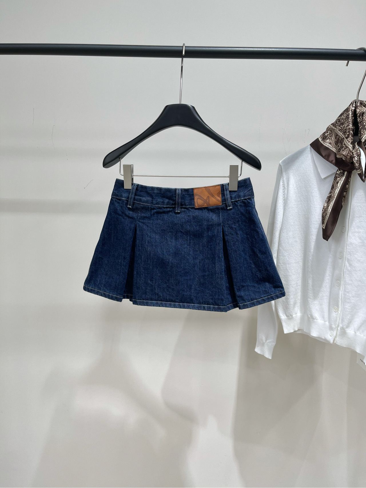 【ash深蓝原色压褶牛仔短裙】🔺，面料：牛仔棉颜色：深蓝AIMSH最新时髦单品来袭！原色牛仔夹克外套与原
