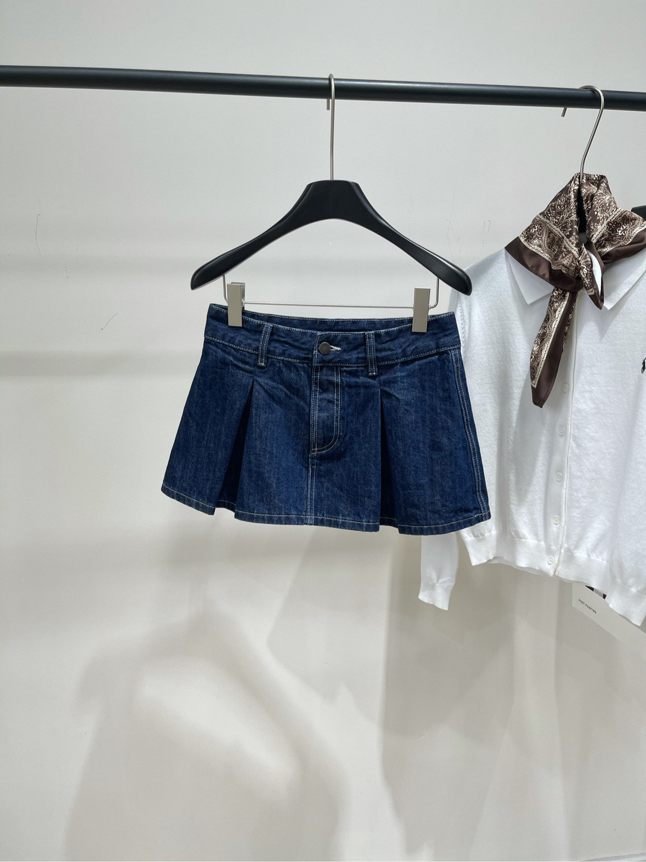 NO:490222,[ash dark blue original color pleated denim skirt], fabric denim cotton color dark blue AIMSH latest fashionable items are coming! Original color denim jacket and original color double-fold denim skirt show free and casual fashionable password. Perfect leg shape to modify the fashionable street street. Unlimited style to stretch long legs. The upper body is huge and slimming. Customized full set of auxiliary accessories. Can be matched with any occasion. Girls are very age-reducing. Flat size (with anti-exposure lining) S waist 72, hip 100, skirt length 30 M waist 76, hip 104, skirt length 31 L waist 80, hip 108, skirt length 32, skirt length, skirt 32, skirt 1kirts, jackets & coats, jackets & coats, alexander wang19860909【ash深蓝原色压褶牛仔短裙】 ,面料牛仔棉 颜色深蓝 AIMSH最新时髦单品来袭！ 原色牛仔夹克外套与原色双摺牛仔短裙 展现洒脱,随性的时髦密码 完美腿型修饰高街时髦炸街神器 版型无限拉大长腿 上身巨显瘦 定制全套辅料配件 可搭配任意场合需求 少女减龄风十足穿搭 平铺尺码（有防走光内衬） S腰围72,臀围100,裙长30 M腰围76,臀围104,裙长31 L腰围80,臀围108,裙长32,,skirts,jackets & coats,jackets & coats,alexander wang,Women's clothing