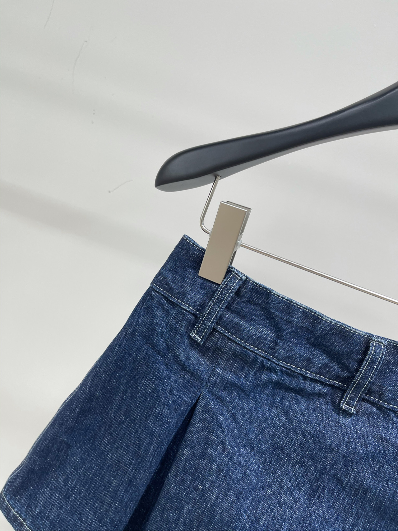 【ash深蓝原色压褶牛仔短裙】🔺，面料：牛仔棉颜色：深蓝AIMSH最新时髦单品来袭！原色牛仔夹克外套与原