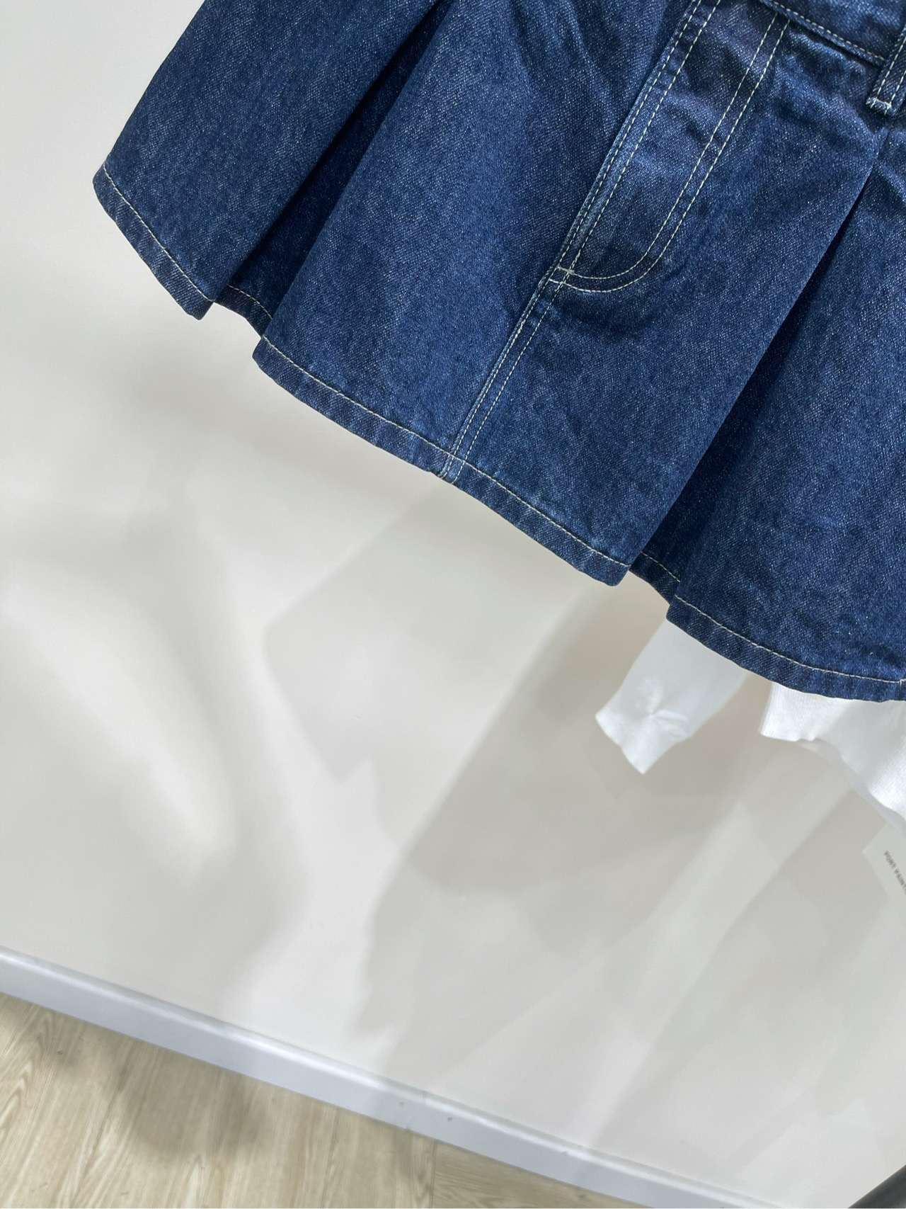 【ash深蓝原色压褶牛仔短裙】🔺，面料：牛仔棉颜色：深蓝AIMSH最新时髦单品来袭！原色牛仔夹克外套与原