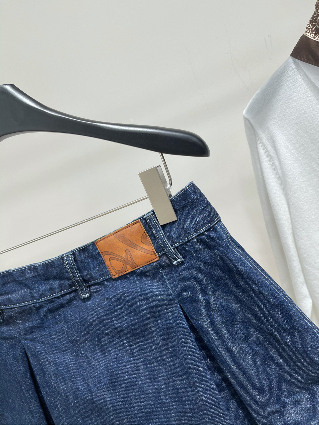 【ash深蓝原色压褶牛仔短裙】🔺，面料：牛仔棉颜色：深蓝AIMSH最新时髦单品来袭！原色牛仔夹克外套与原