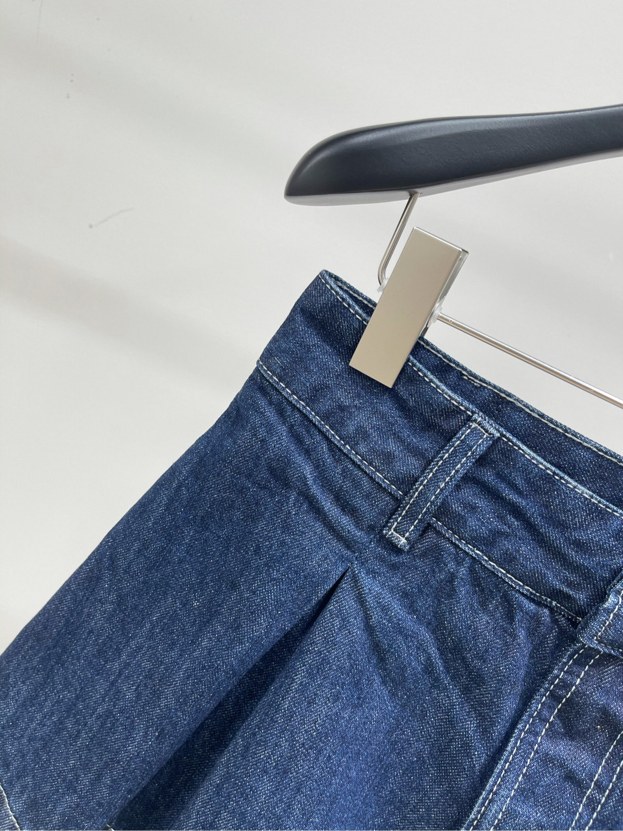 【ash深蓝原色压褶牛仔短裙】🔺，面料：牛仔棉颜色：深蓝AIMSH最新时髦单品来袭！原色牛仔夹克外套与原