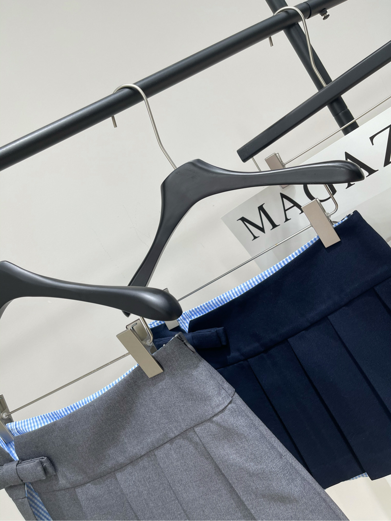 【her蝴蝶结开衩百褶短裙】🔺，面料：聚酯纤维+羊毛颜色：灰色、藏蓝25AW假两件格纹拼接不对称设计百褶