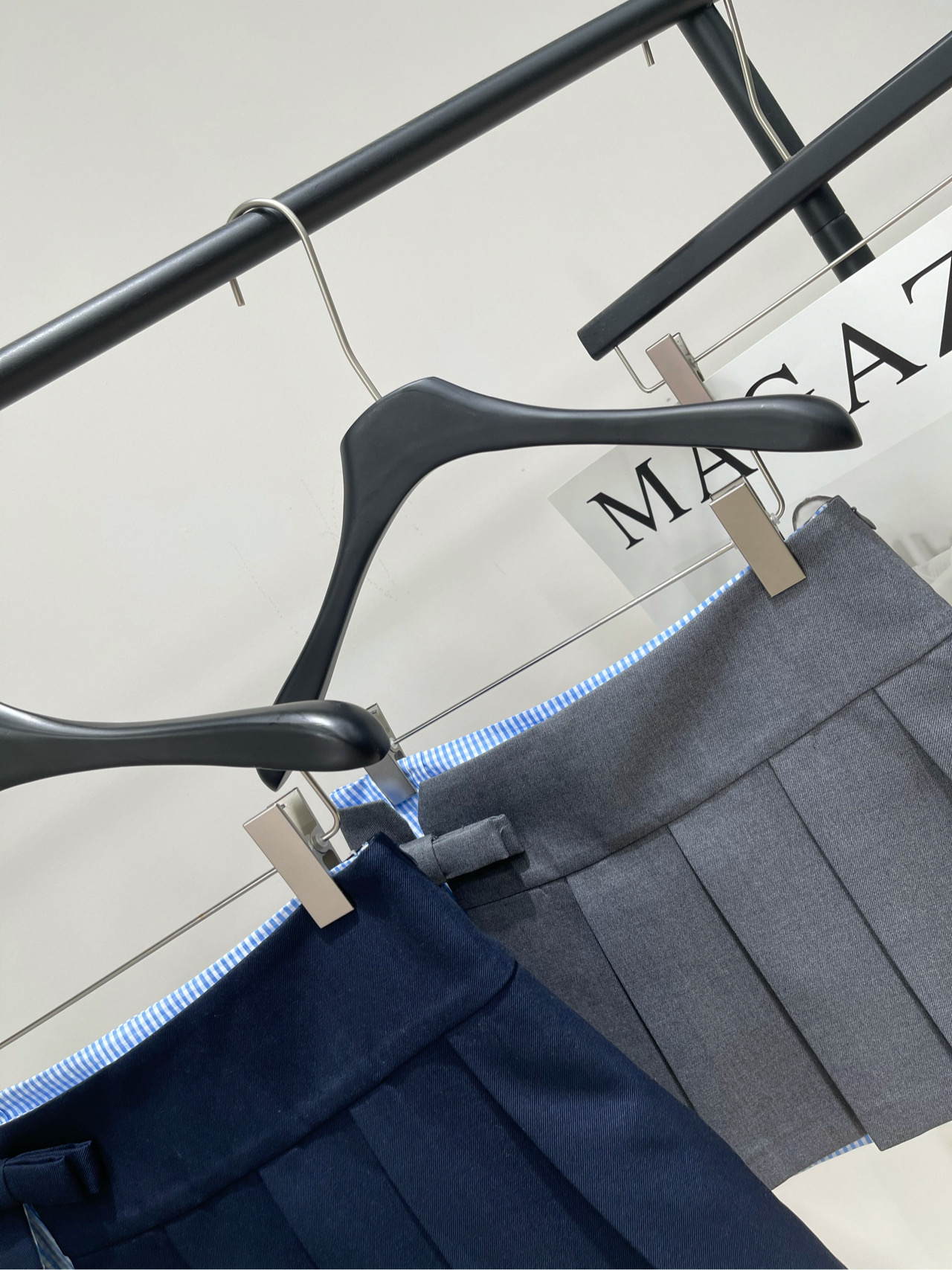 【her蝴蝶结开衩百褶短裙】🔺，面料：聚酯纤维+羊毛颜色：灰色、藏蓝25AW假两件格纹拼接不对称设计百褶