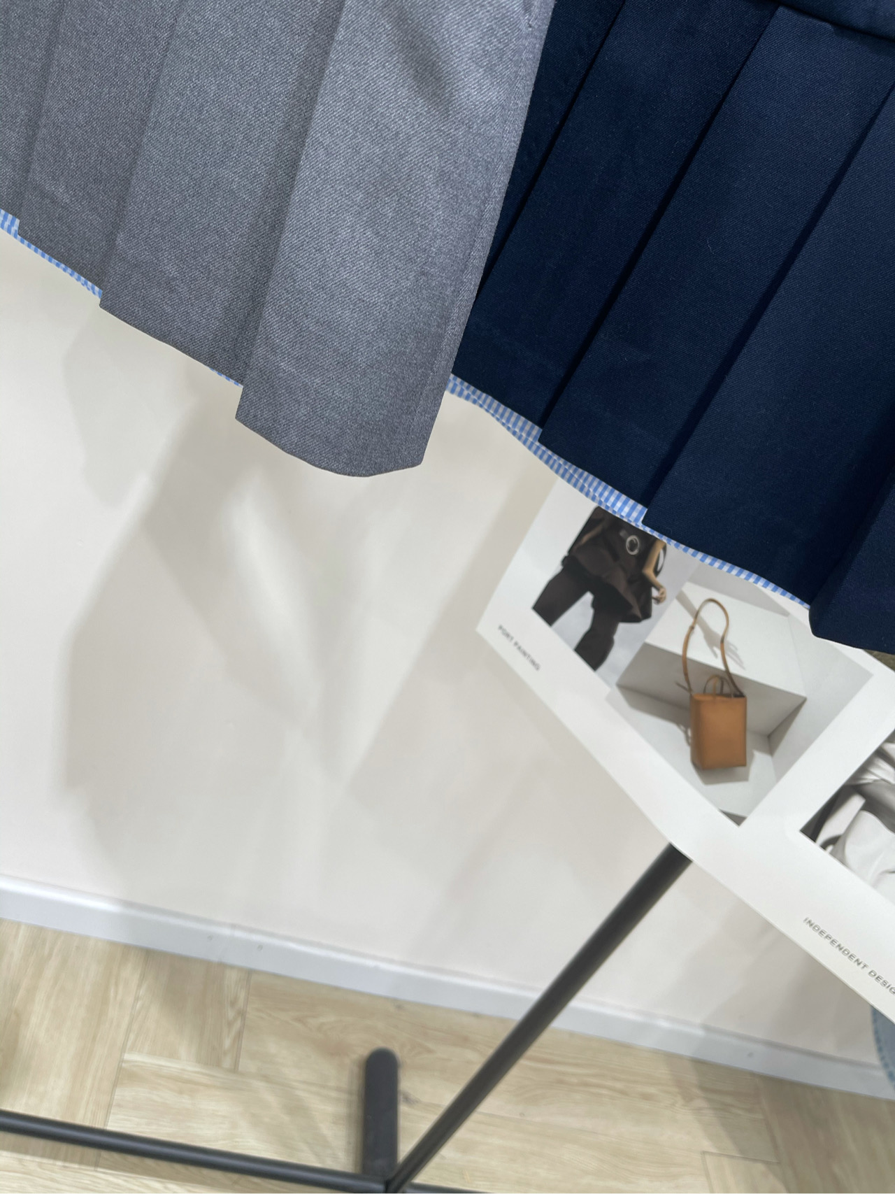 【her蝴蝶结开衩百褶短裙】🔺，面料：聚酯纤维+羊毛颜色：灰色、藏蓝25AW假两件格纹拼接不对称设计百褶