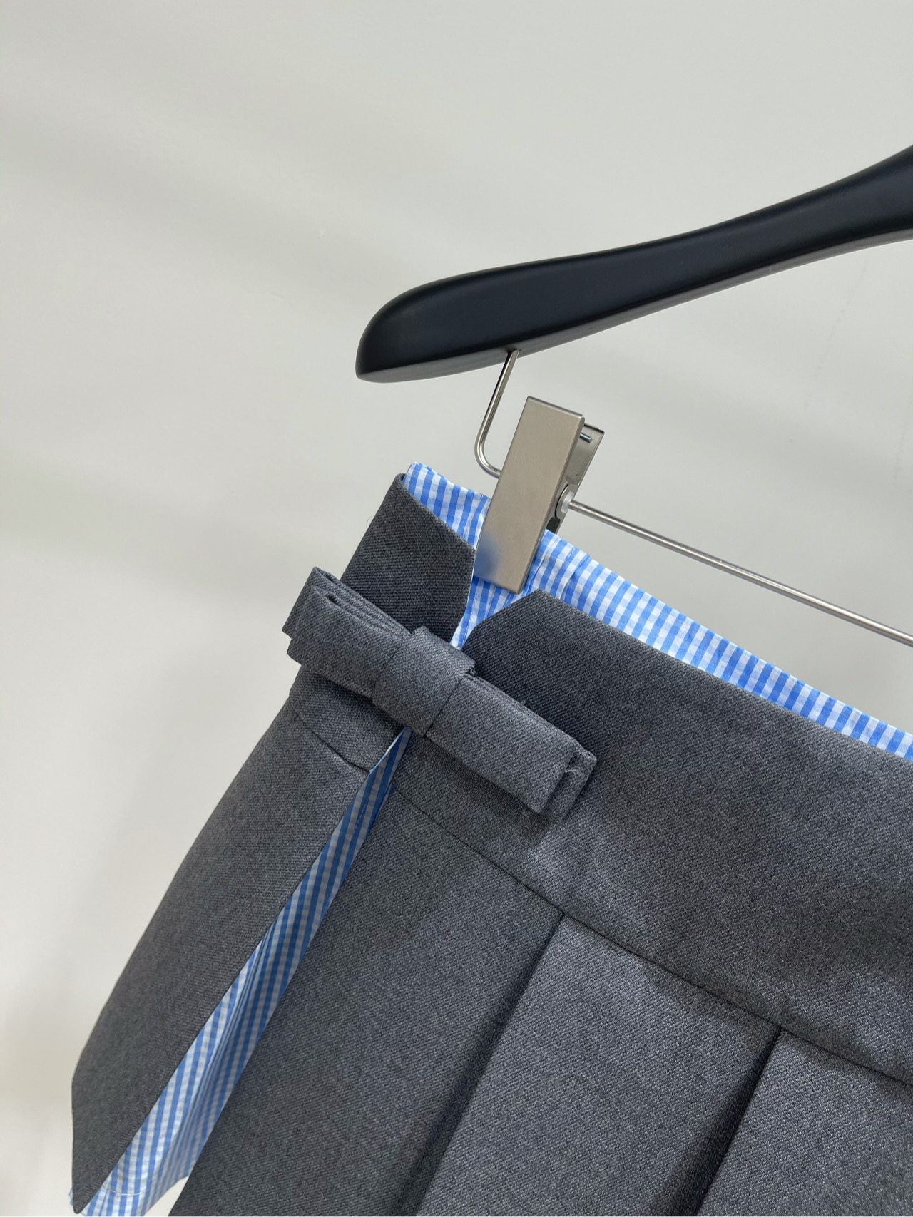 【her蝴蝶结开衩百褶短裙】🔺，面料：聚酯纤维+羊毛颜色：灰色、藏蓝25AW假两件格纹拼接不对称设计百褶