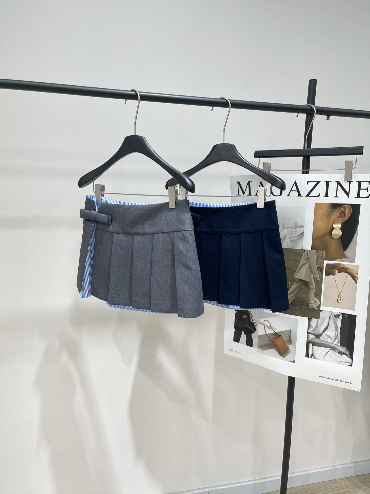 NO:492190,[her bow slit pleated skirt], fabric polyester fiber + wool color gray, hidden blue 25AW fake two-piece plaid splicing asymmetric design pleated skirt - same style as Chen Zhuoxuan, Zhao Qing, Chen Mengchen, Chen Yihan Fake two-piece plaid splicing asymmetric design pleated skirt Chen Zhuoxuan, Zhao Qing, Chen Mengchen, Chen Yihan are all wearing it ~ It adopts a fake two-piece design, plaid and solid-color fabric splicing, the layering is directly full. The asymmetrical tailoring is very personalized, breaking the monotony of the conventional pleated skirt. The pleated elements are classic and flexible, and the skirt is swaying when walking, and it is super energetic. There is also exquisite details to make the texture of the skirt online. It is easy to wear it to create a youthful and fashionable feeling. Don’t miss it if you like it. Flat size (with anti-exposure lining) S waist 70, hip 96, trouser length 33 M waist circumference 74, hip circumference 100, pants length 34 L waist circumference 78, hip circumference 104, pants length 35 Manual measurement will have 2~3cm errors within the normal range, skirts, alexander wang19860909【her蝴蝶结开衩百褶短裙】 ,面料聚酯纤维+羊毛 颜色灰色、藏蓝 25AW假两件格纹拼接不对称设计百褶裙—陈卓璇、赵晴、沈梦辰、陈意涵同款 假两件格纹拼接不对称设计百褶裙 陈卓璇、赵晴、沈梦辰、陈意涵都在穿呢～ 它采用假两件设计,格纹与纯色面料拼接 层次感直接拉满.不对称的剪裁很有个性 打破了常规百褶裙的单调感 百褶元素经典又灵动,走动间裙摆摇曳生姿 超有活力.还有精致的细节处理 让裙子质感在线.轻松穿出青春时尚的感觉 喜欢的宝子别错过啦 平铺尺码（有防走光内衬） S腰围70,臀围96,裤长33 M腰围74,臀围100,裤长34 L腰围78,臀围104,裤长35 手工测量会有2~3cm误差属于正常范围,,skirts,alexander wang,Women's clothing