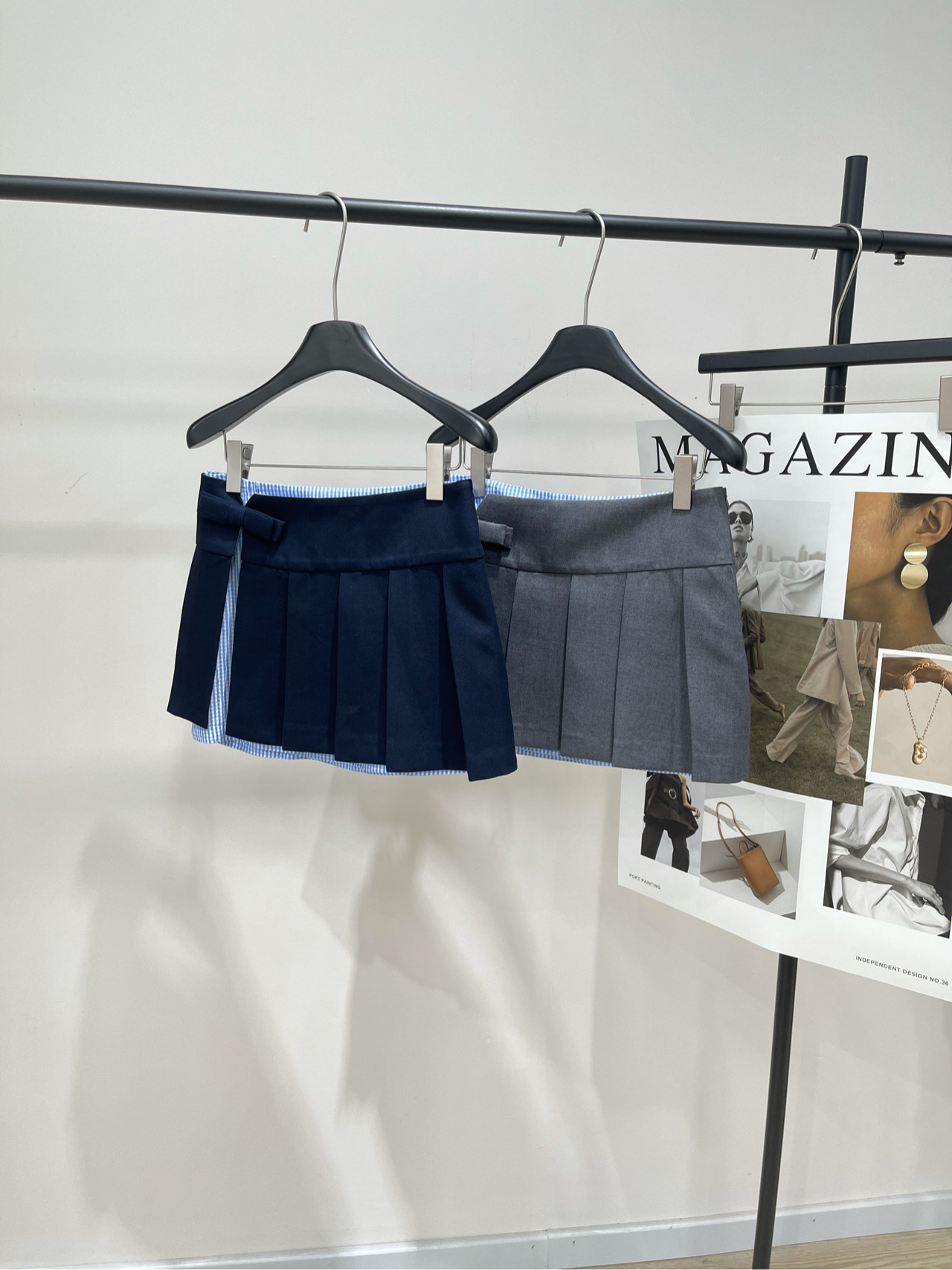 【her蝴蝶结开衩百褶短裙】🔺，面料：聚酯纤维+羊毛颜色：灰色、藏蓝25AW假两件格纹拼接不对称设计百褶