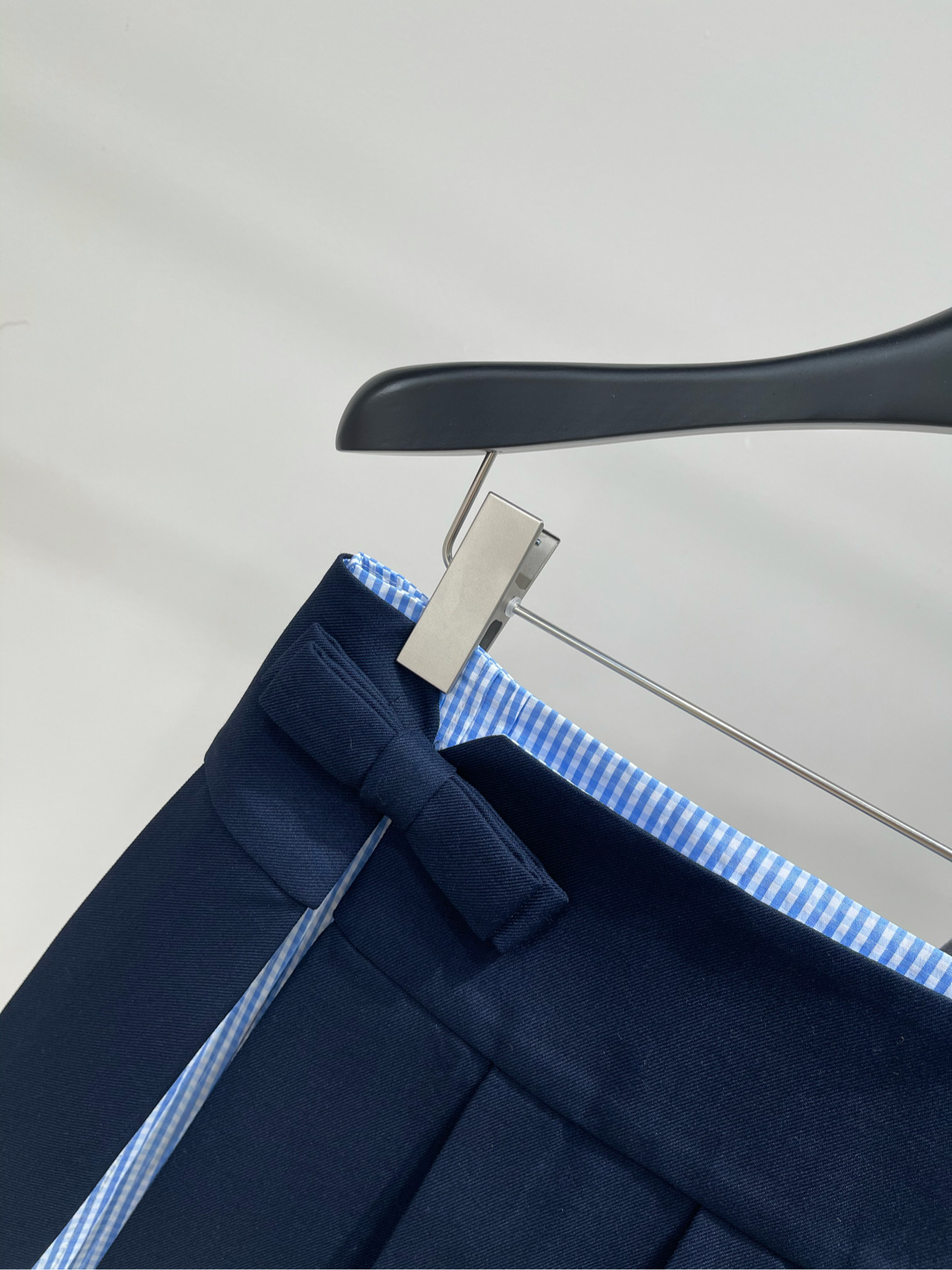 【her蝴蝶结开衩百褶短裙】🔺，面料：聚酯纤维+羊毛颜色：灰色、藏蓝25AW假两件格纹拼接不对称设计百褶