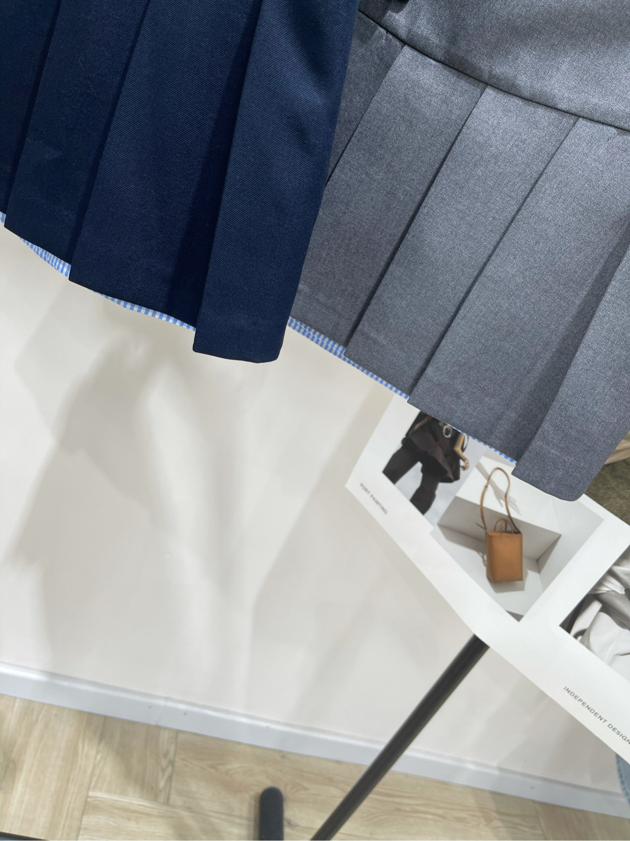 【her蝴蝶结开衩百褶短裙】🔺，面料：聚酯纤维+羊毛颜色：灰色、藏蓝25AW假两件格纹拼接不对称设计百褶